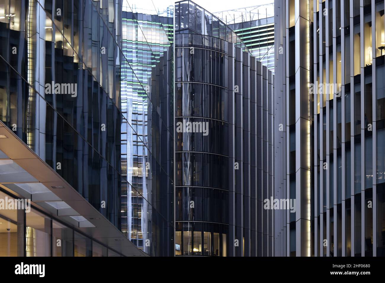 52 Lime Street e Willis Building - moderni uffici di sviluppo facciate in vetro al crepuscolo, situato nella città di Londra Regno Unito. Foto Stock