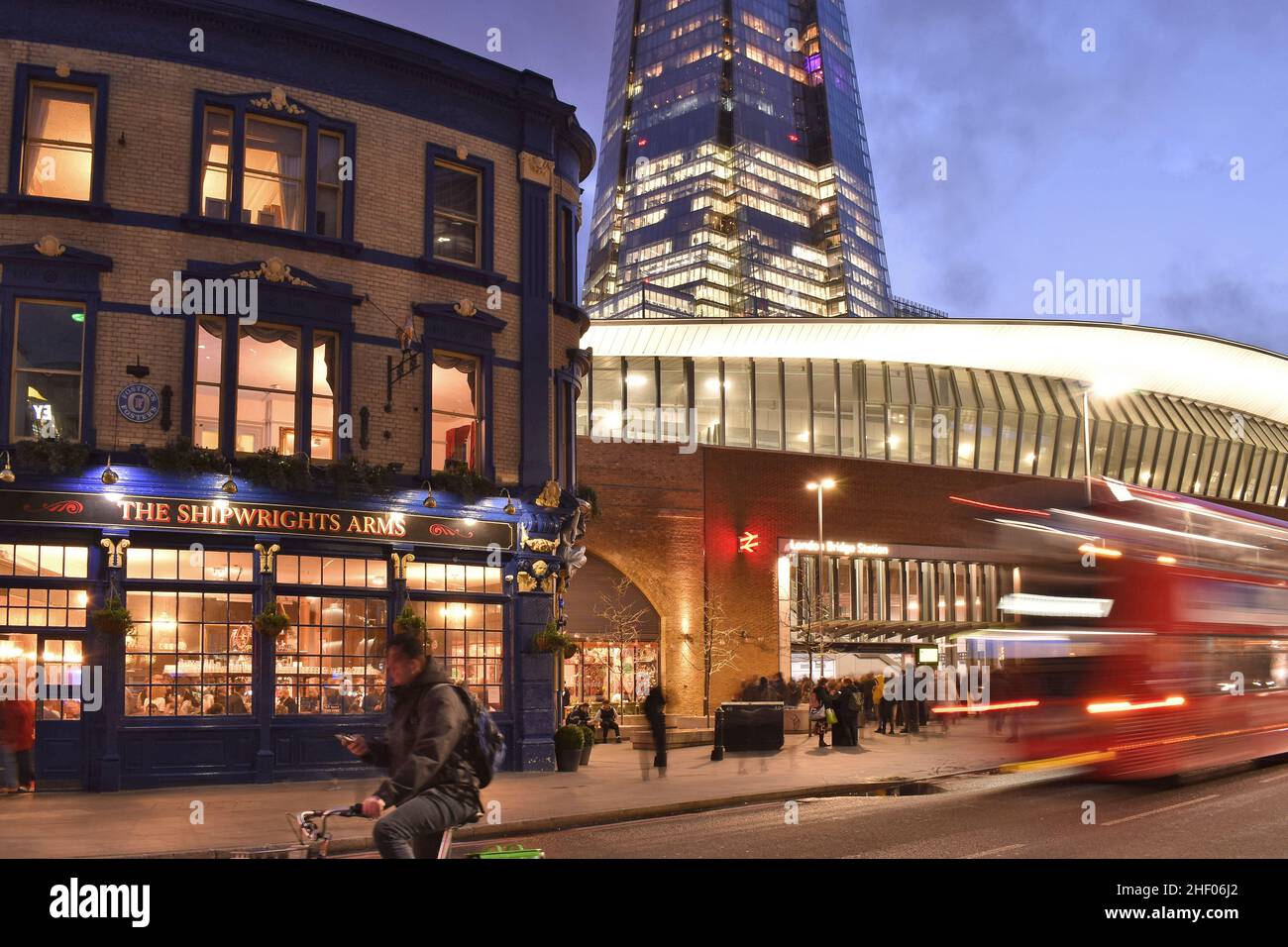 Lo Shipwrights Arms Pub vicino alla stazione di London Bridge con grattacielo Shard of Glass sullo sfondo, Southwark London UK. Foto Stock