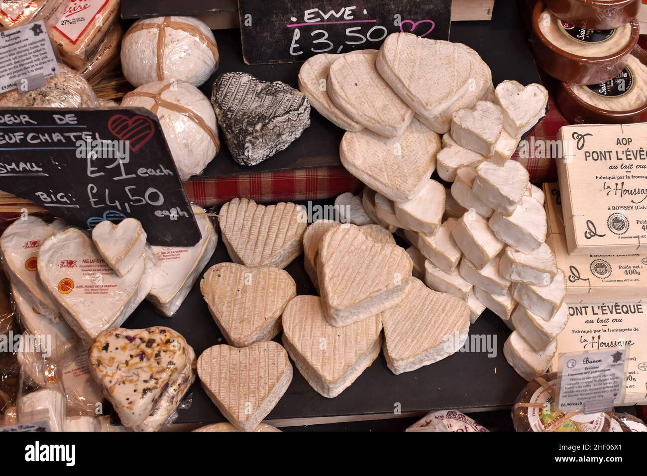 Formaggi francesi esposti al Borough Market a Southwark London UK. Foto Stock