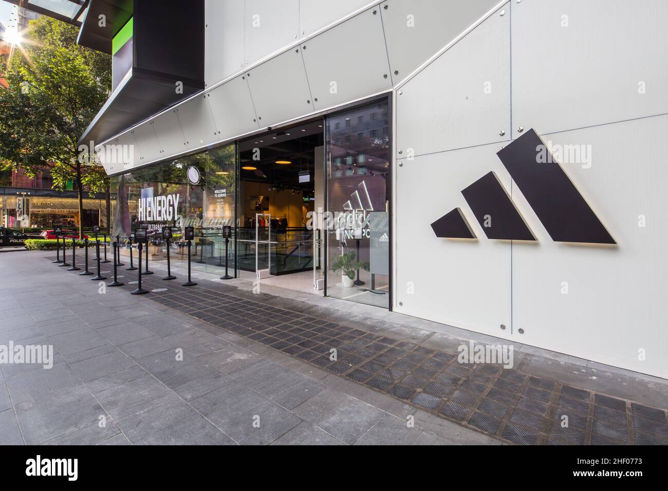 Ingresso al flagship store Adidas Brand Centre, cartello con logo a tre strisce, esperienza di shopping presso Orchard Road, distretto 9. Singapore. Foto Stock