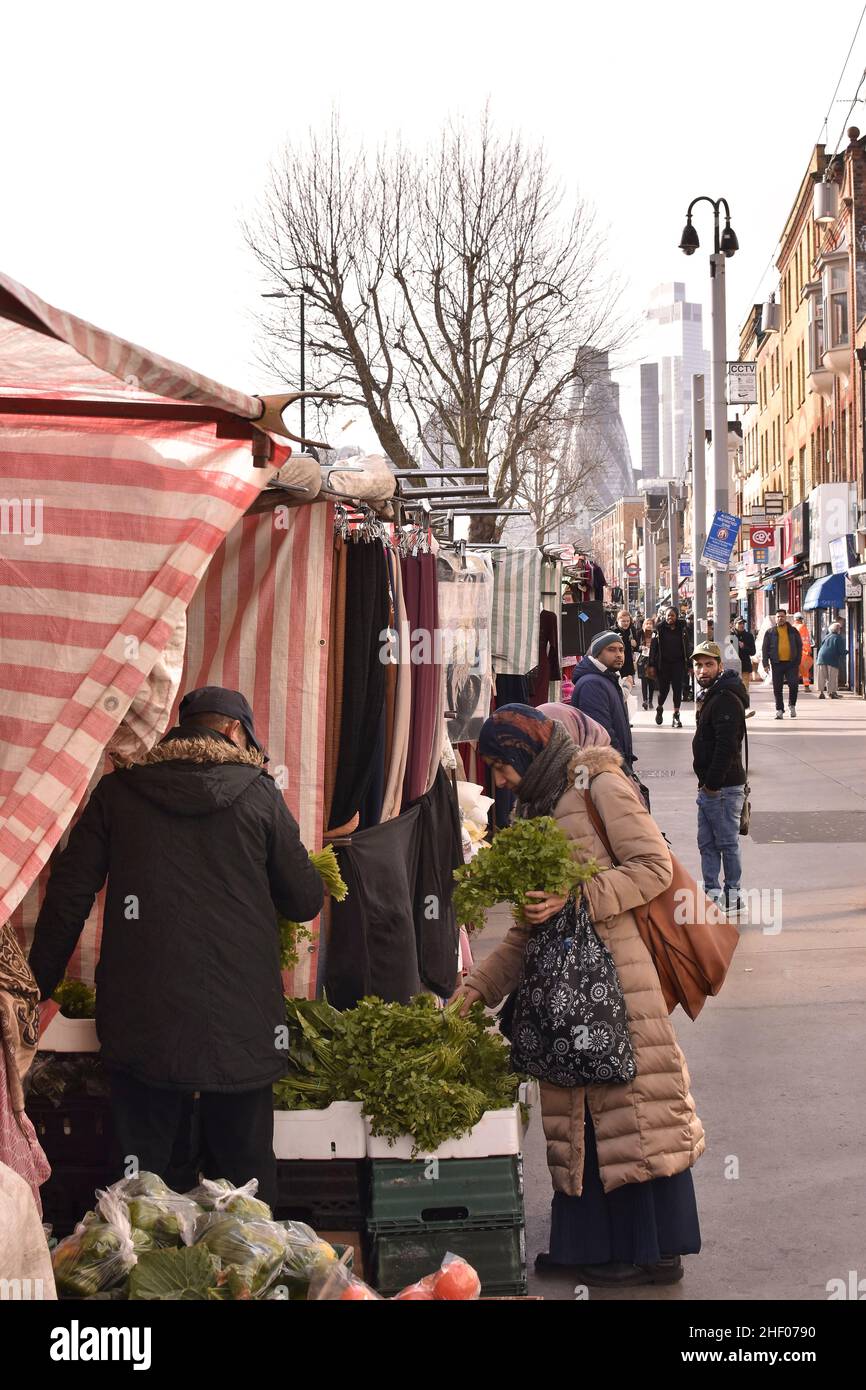 Via con gli acquirenti, mercato Whitechapel Road nella zona est di Londra, Regno Unito. Foto Stock