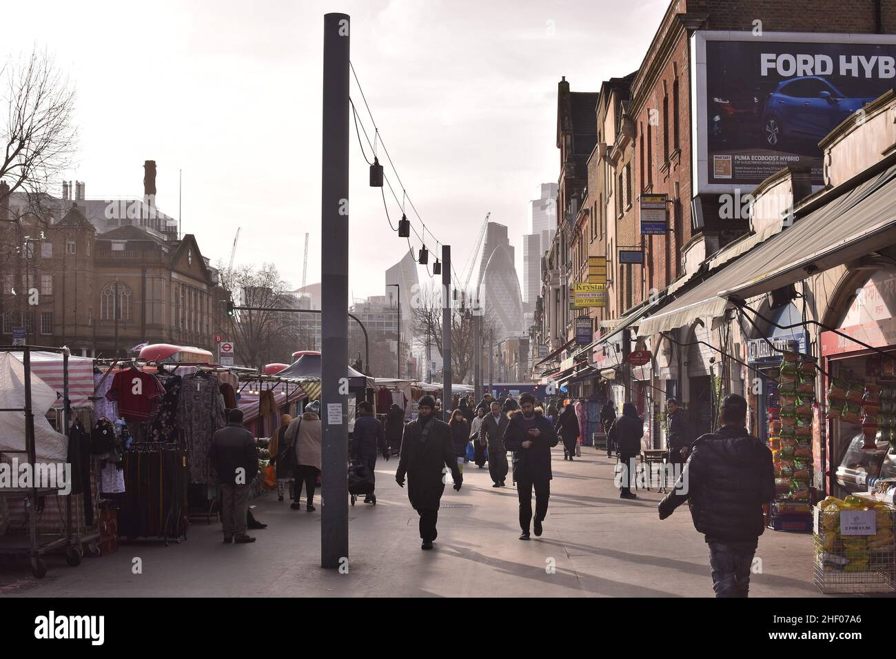 Via con gli acquirenti, mercato Whitechapel Road nella zona est di Londra, Regno Unito. Foto Stock