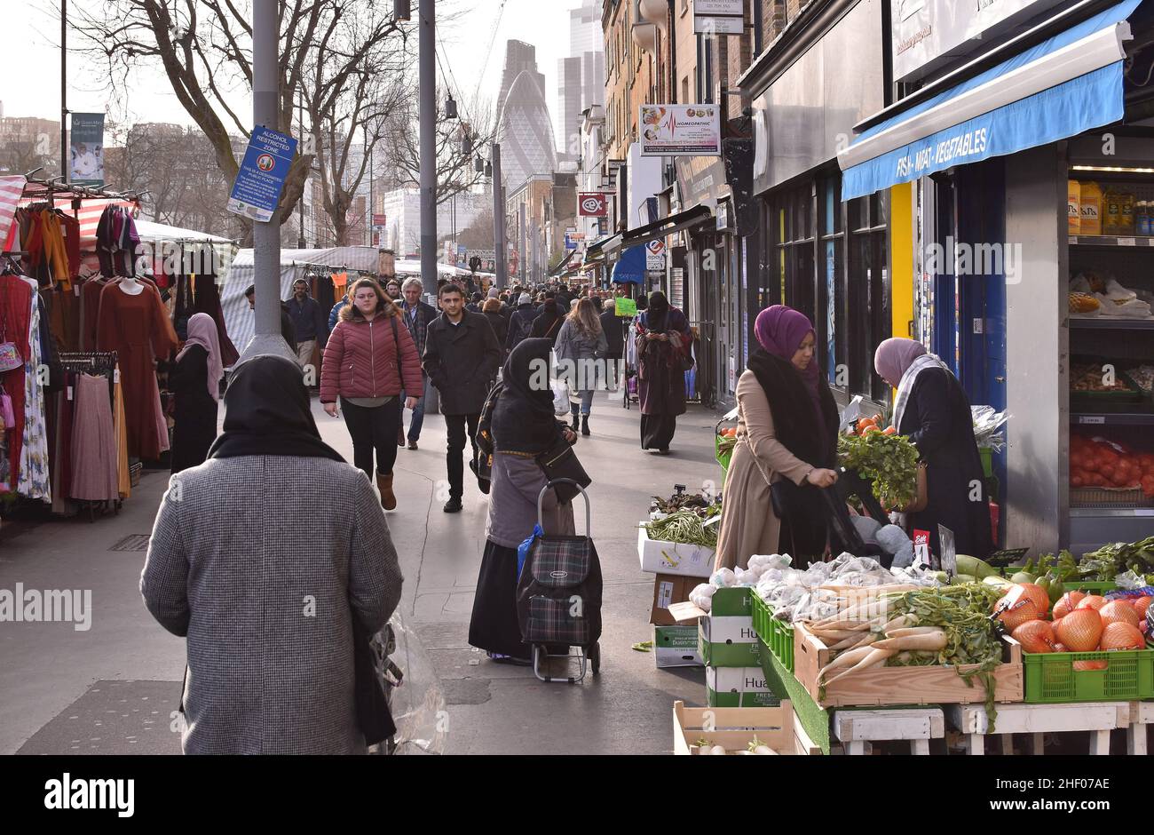 Strada trafficata con gli acquirenti, mercato Whitechapel Road nella zona est di Londra, Regno Unito. Foto Stock