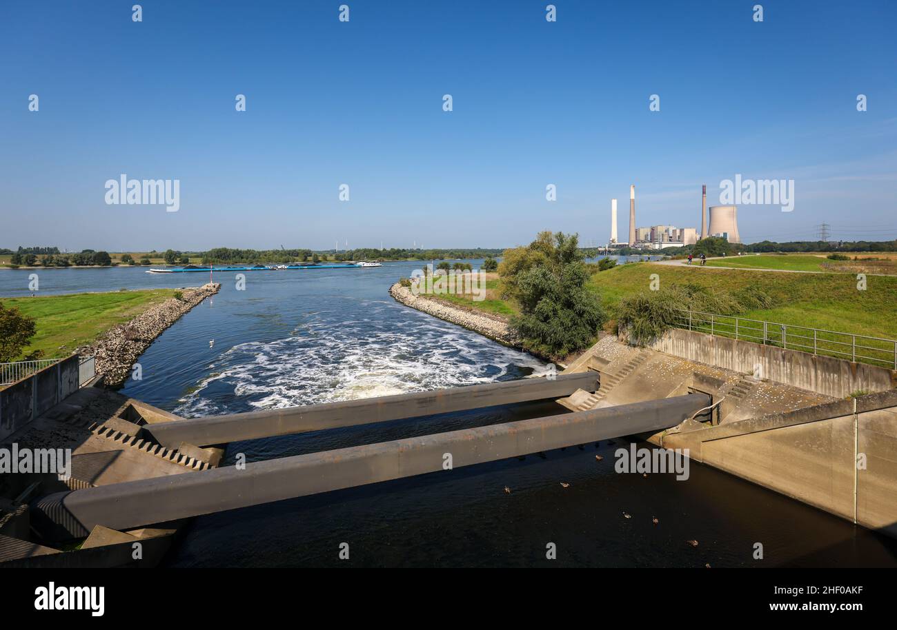 Dinslaken, Renania settentrionale-Vestfalia, Germania - estuario Emscher nel Reno. A destra si trova la disutilizzata centrale elettrica a carbone STEAG di Voerde. Il m Foto Stock