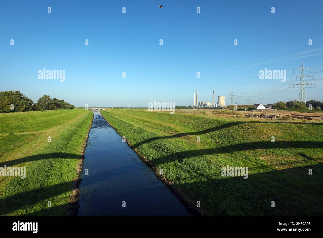 Dinslaken, Renania settentrionale-Vestfalia, Germania - estuario Emscher nel Reno. A destra si trova la disutilizzata centrale elettrica a carbone STEAG di Voerde. Il m Foto Stock