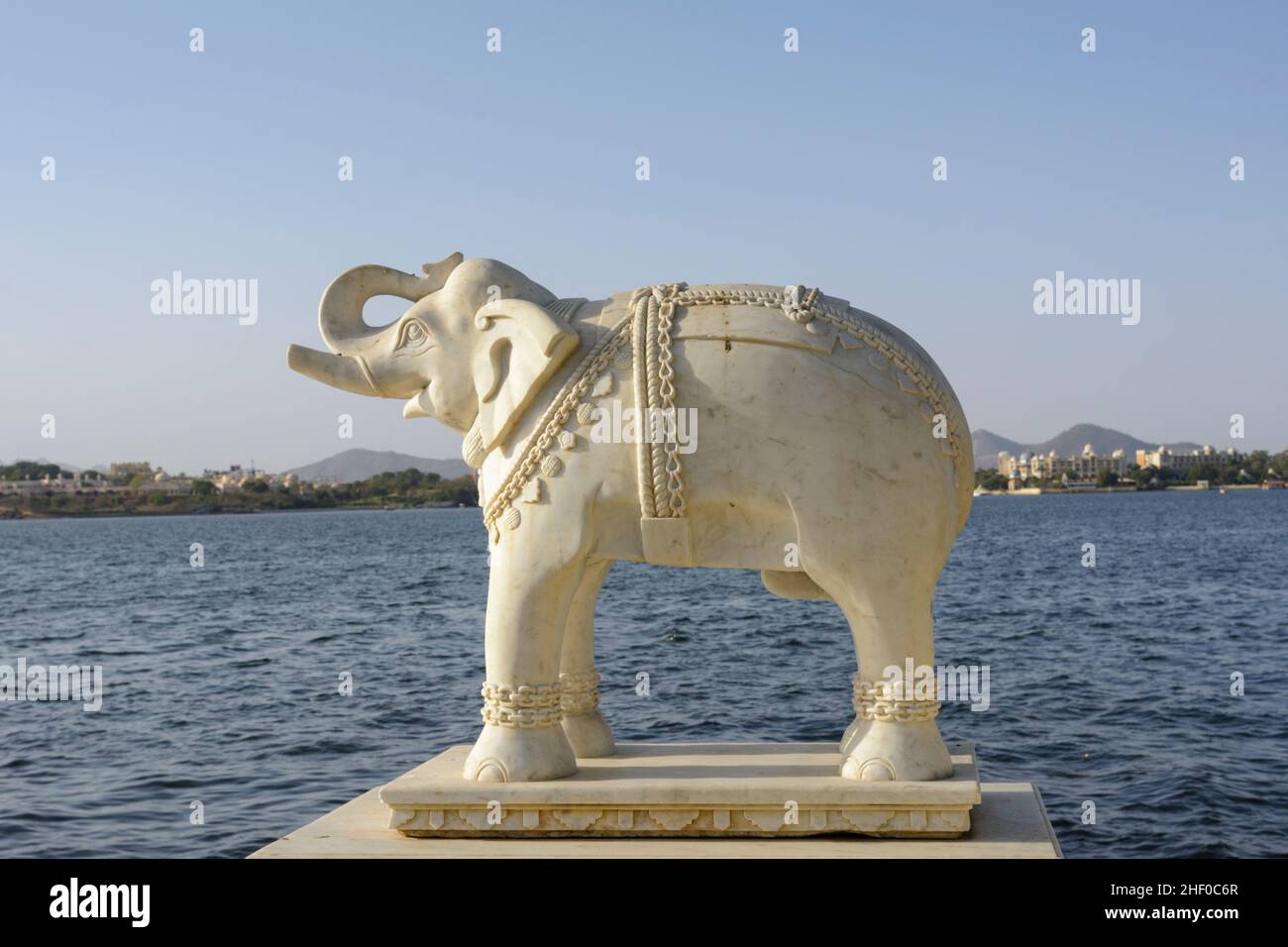 Statua dell'elefante al palazzo di Jag Mandir sull'isola di Jagmandir, Lago Pichola, Udaipur, Rajasthan, India, Asia meridionale Foto Stock