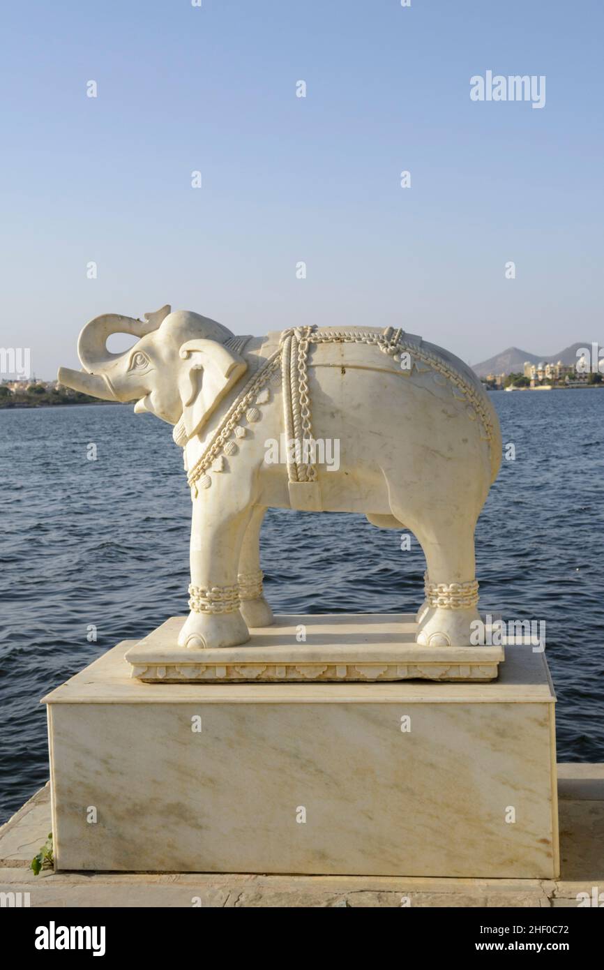 Statua dell'elefante al palazzo di Jag Mandir sull'isola di Jagmandir, Lago Pichola, Udaipur, Rajasthan, India, Asia meridionale Foto Stock