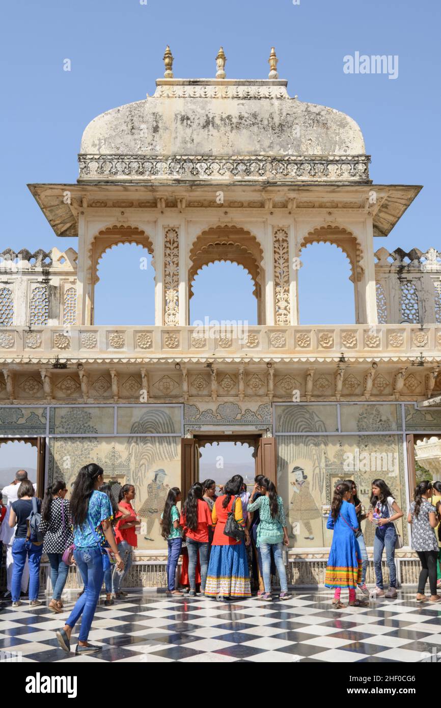 Giovani turisti indiani che visitano il complesso del Palazzo della città di Udaipur, Udaipur, Rajasthan, India, Asia del sud Foto Stock