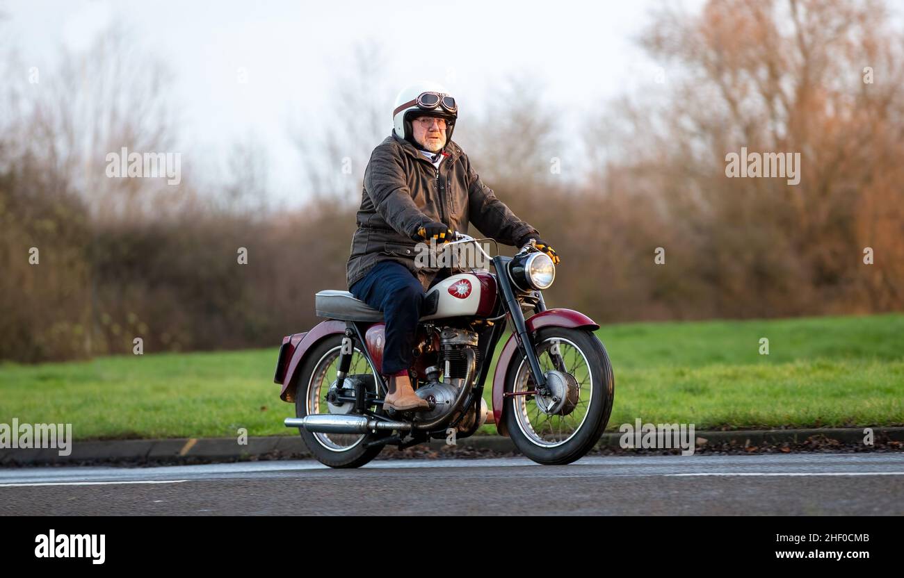 Uomo che guida una moto BSA Foto Stock