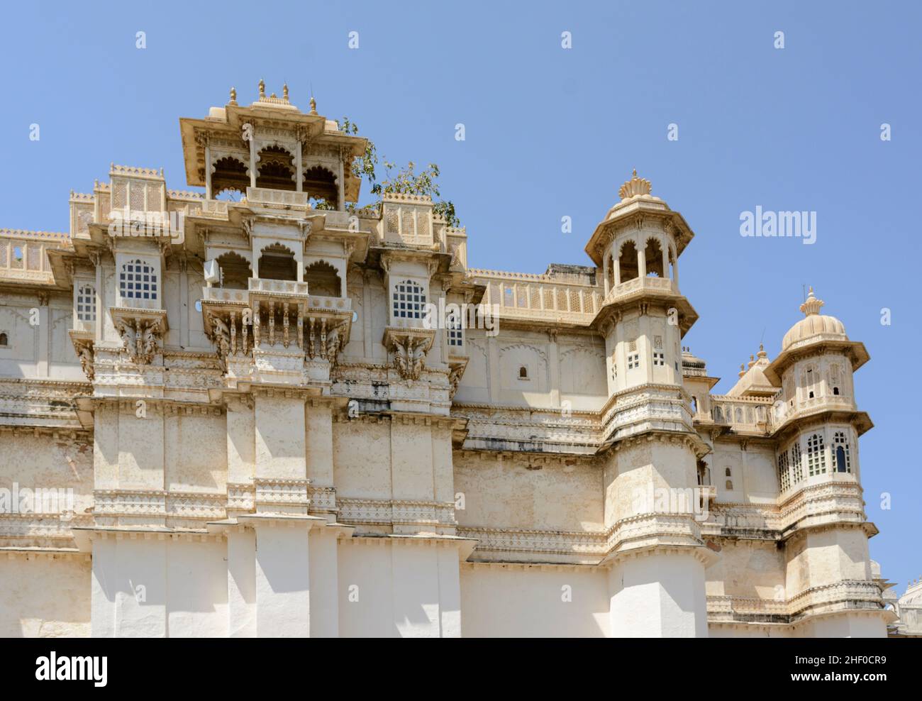 Architettura elaborata di edifici nel complesso di Palazzo della città di Udaipur, Udaipur, Rajasthan, India, Asia del Sud Foto Stock