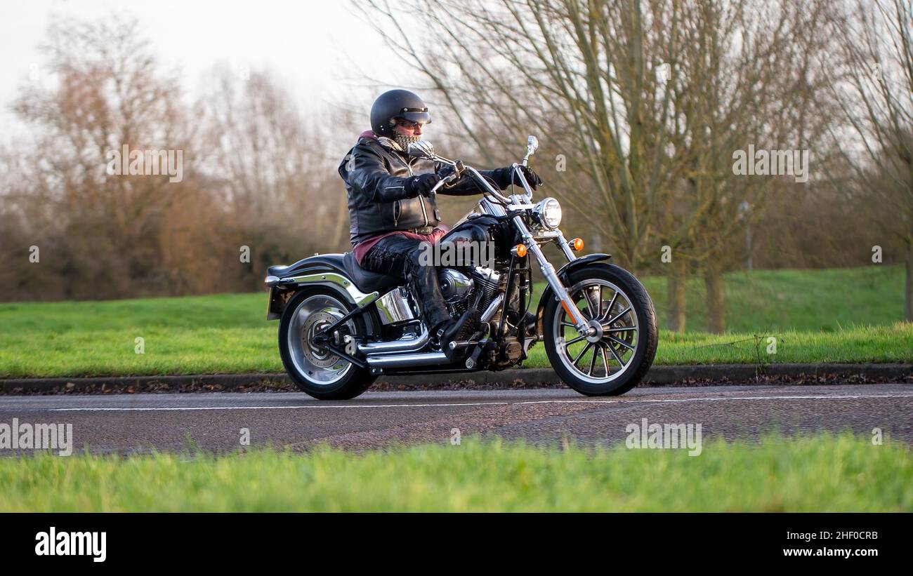 Uomo che guida una motocicletta Harley Davidson Foto Stock