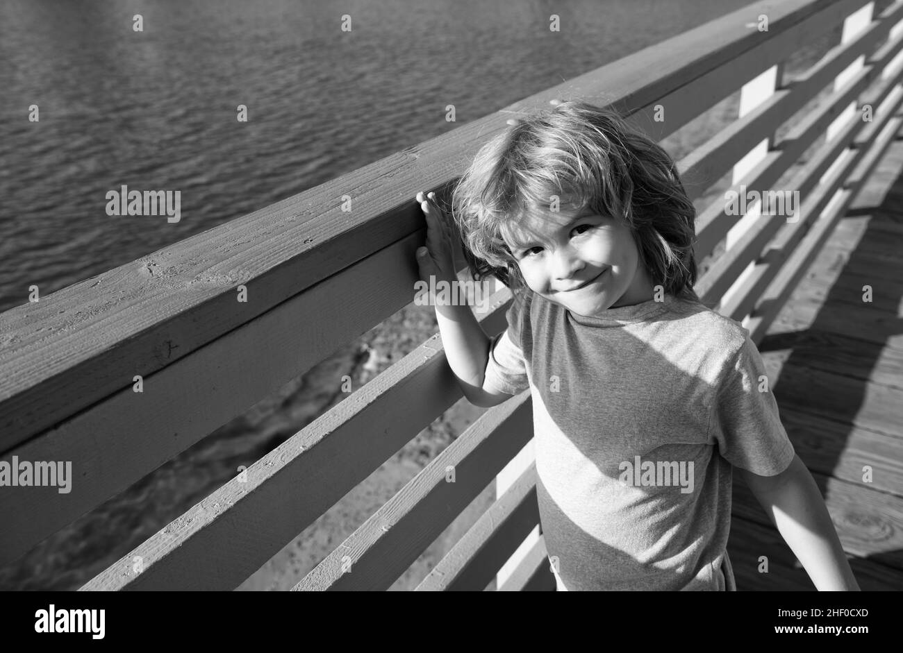 Pausa per il tempo libero. Happy boy bambino stand a Promenade ringhing. Tempo libero. Vacanze estive Foto Stock