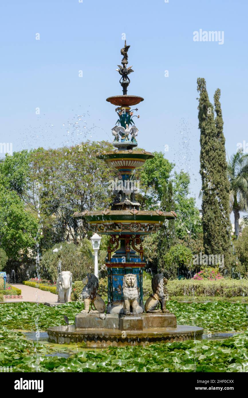 Fontane ornamentali al Saheliyon-ki-Bari (Giardino dei Maidens), Udaipur, Rajasthan, India, Asia meridionale Foto Stock