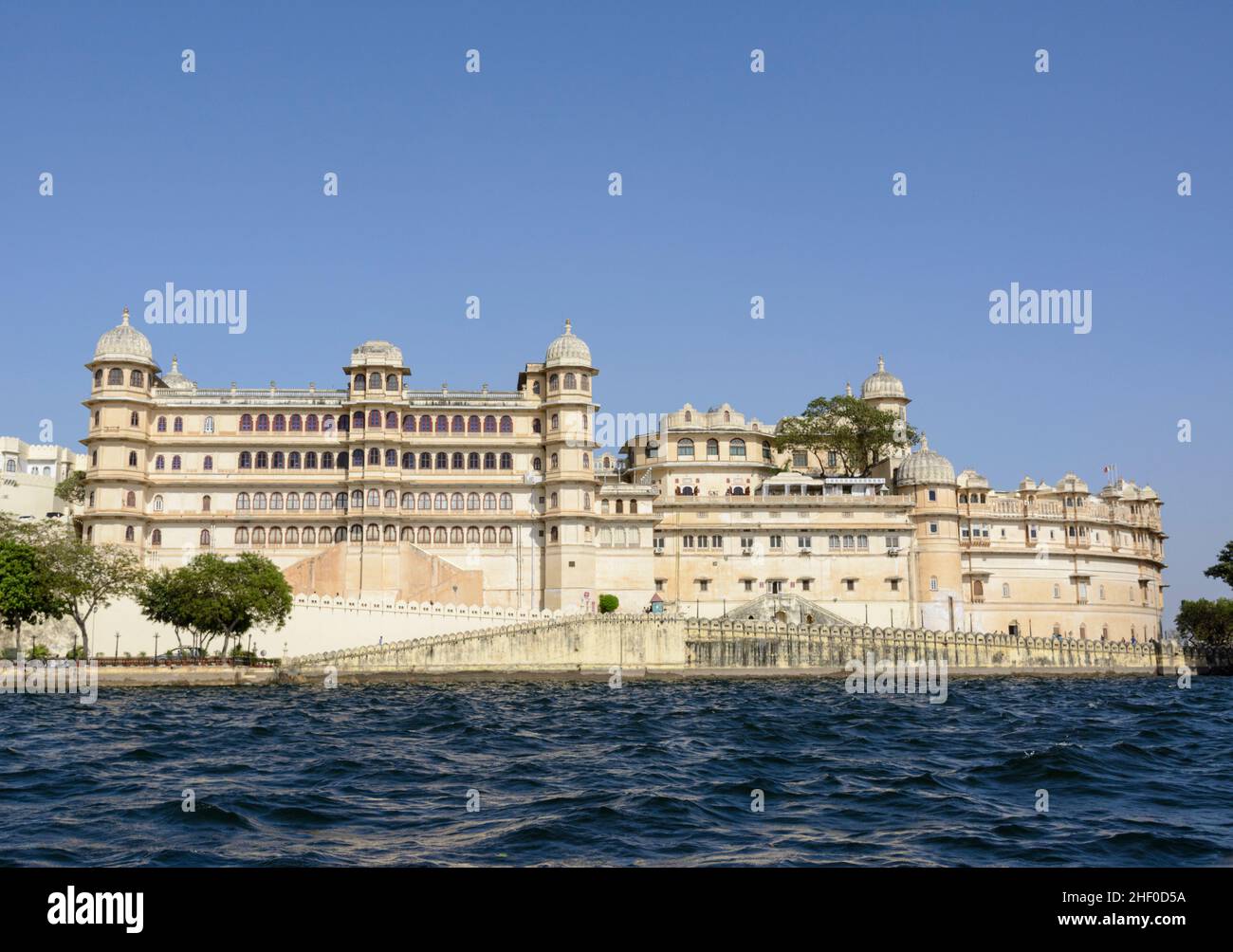 Vista del complesso di Palazzo di Udaipur dal lago Pichola, Udaipur, Rajasthan, India, Asia del Sud Foto Stock