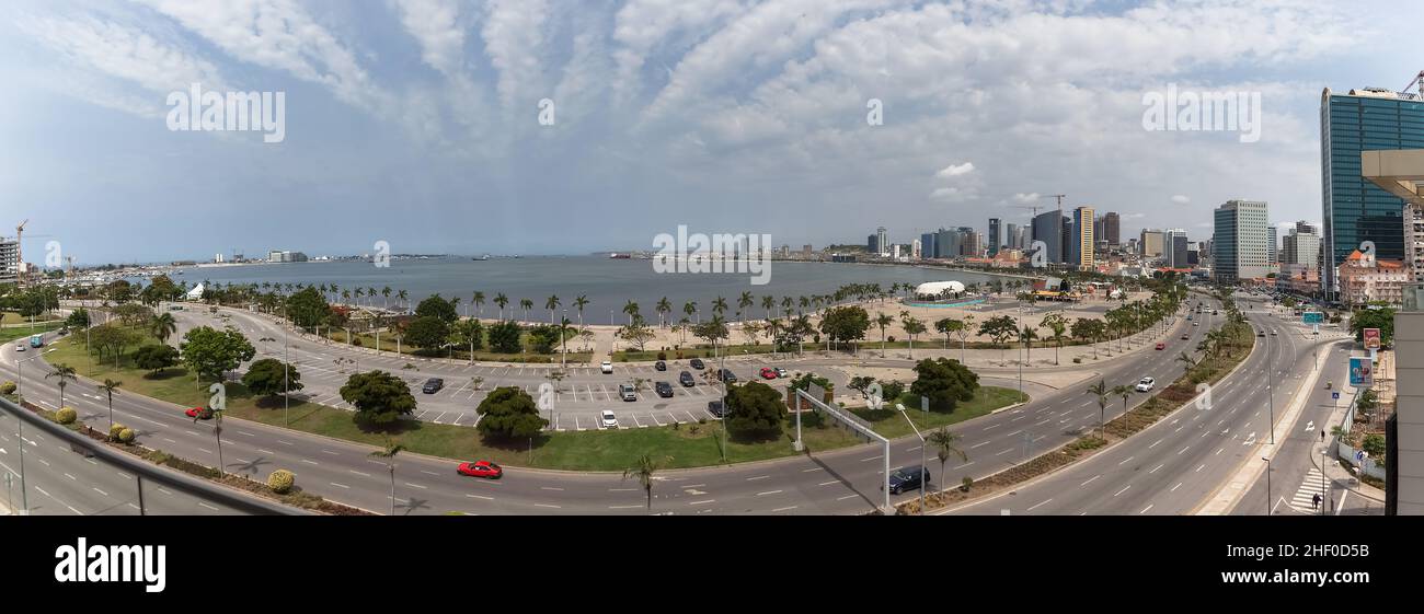 Luanda Angola - 10 13 2021: Vista aerea del centro di Luanda, baia, isola di Cabo e porto di Luanda, edifici marginali e centrali, in Angola Foto Stock