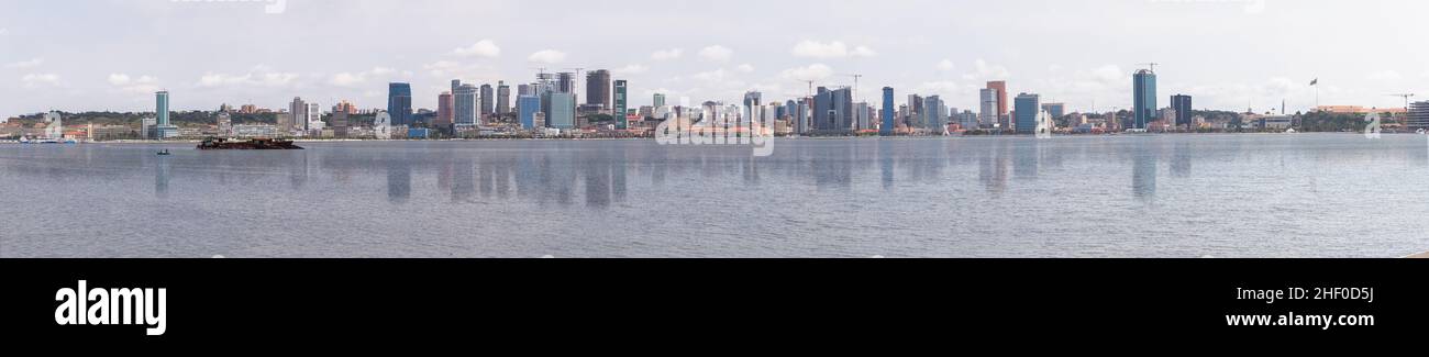 Luanda Angola - 10 13 2021: Vista panoramica completa al centro di Luanda città, moderni grattacieli edifici, baia, porto di Luanda, marginale e centrale b Foto Stock