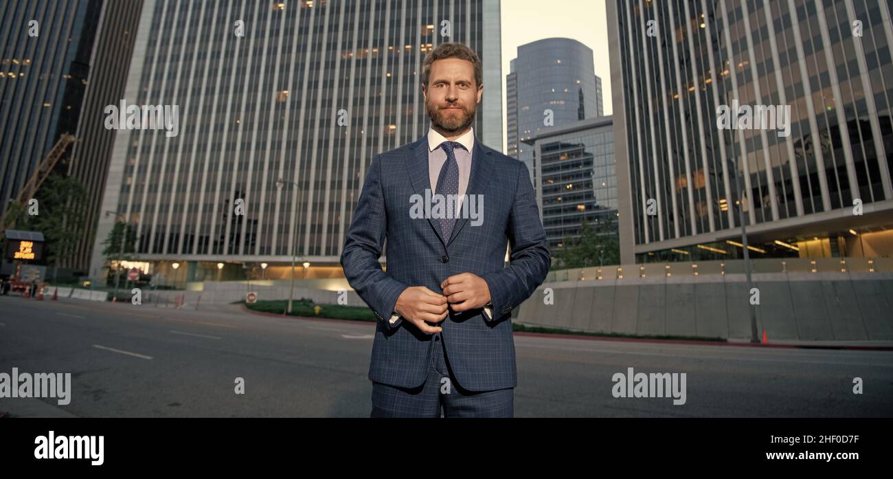 uomo d'affari sorridente in abbigliamento formale fuori dall'ufficio, affari Foto Stock