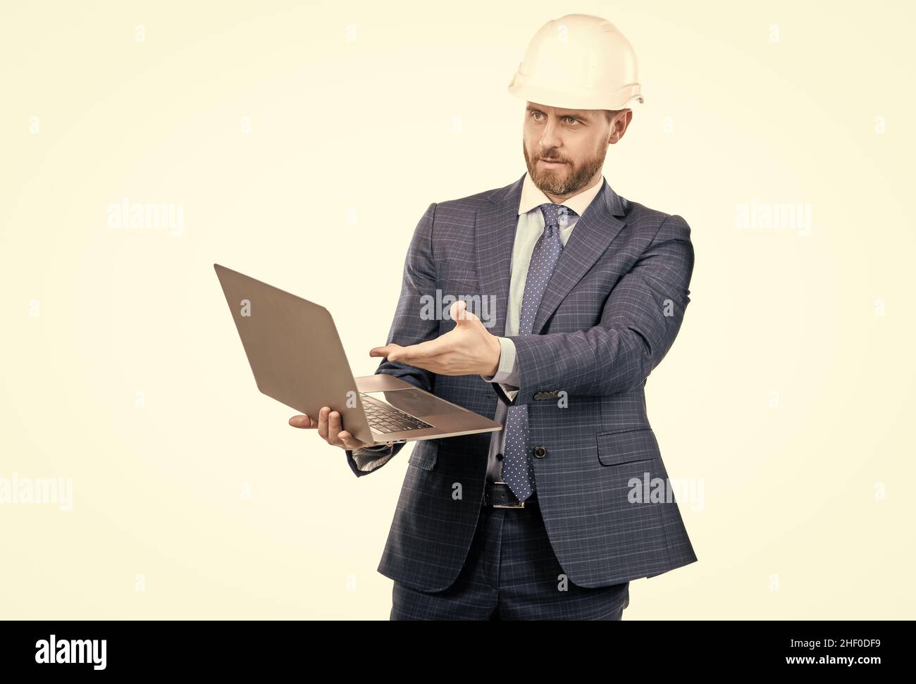 Ingegnere professionale in punto di hardhat allo schermo del laptop per l'ingegneria, software del calcolatore Foto Stock