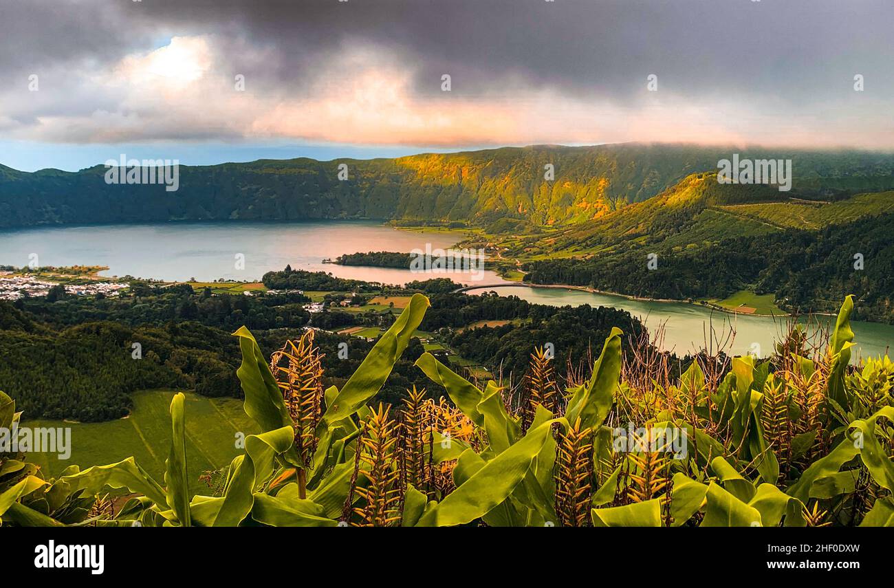 Bellissimo paesaggio del lago Sete Cidades sull'isola di Sao Miguel Azzorre Foto Stock