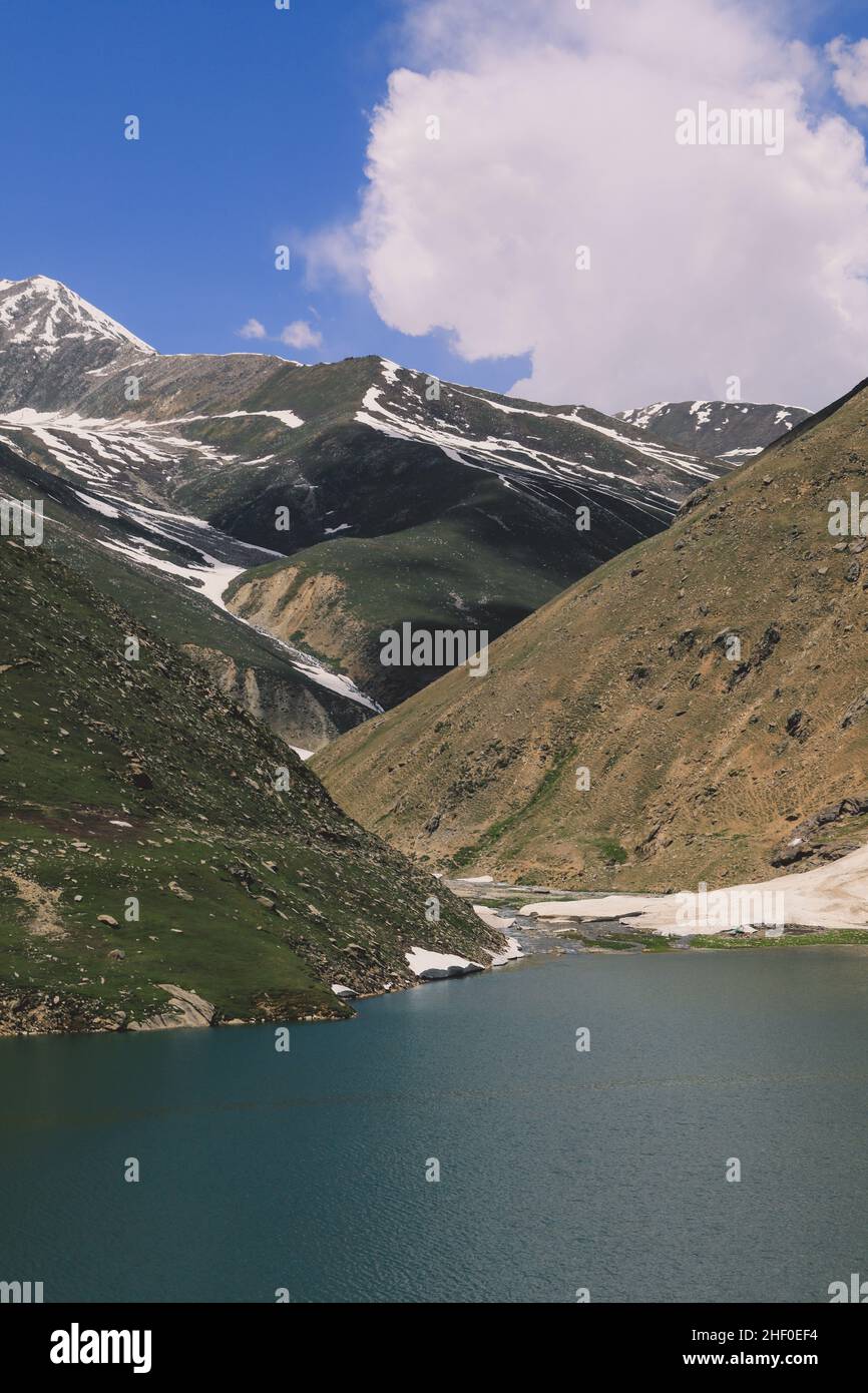 Paesaggio spettacolare al lago di montagna nella regione di Gilgit Baltistan, Pakistan Foto Stock