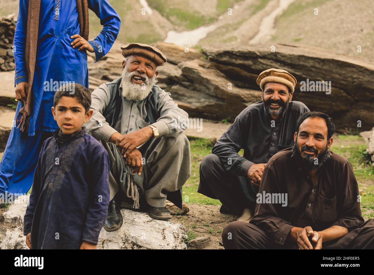 Gilgit, Pakistan - 08 giugno 2020: Gruppo di uomini pakistani in Pakol tradizionale sorridendo e posando per la foto Foto Stock