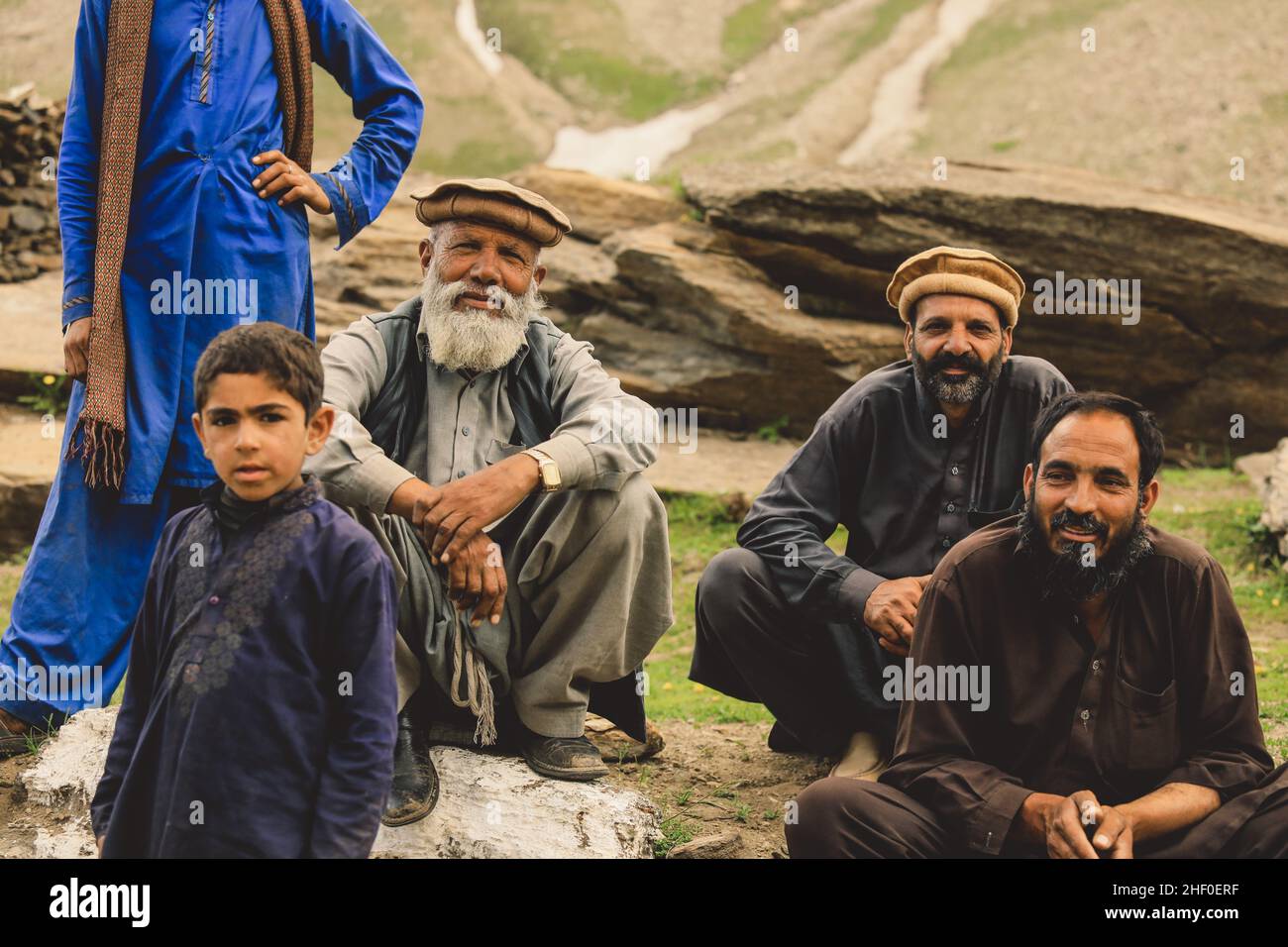 Gilgit, Pakistan - 08 giugno 2020: Gruppo di uomini pakistani in Pakol tradizionale sorridendo e posando per la foto Foto Stock