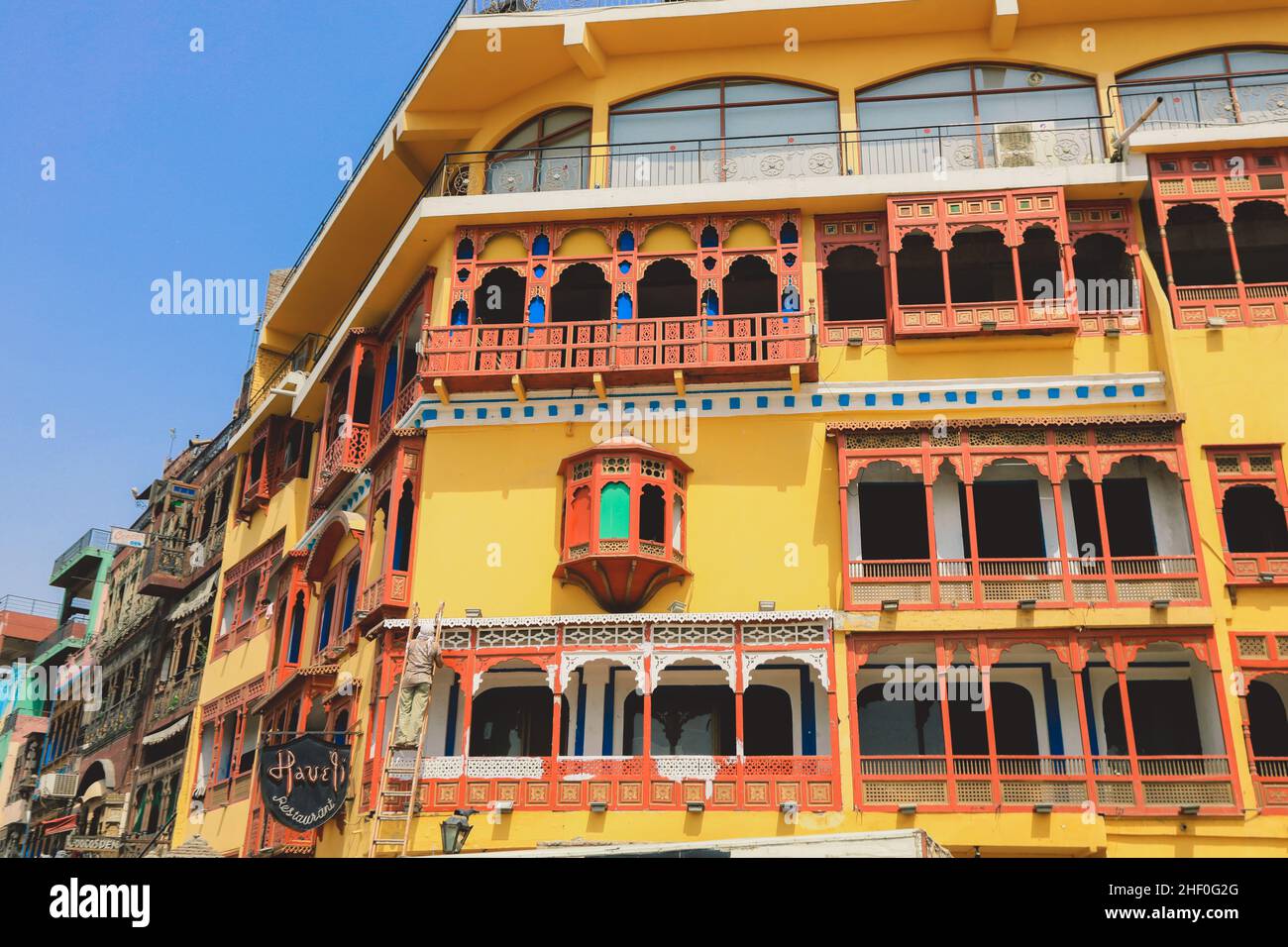 Balcone colorato e luminoso in tradizionali modelli orientali, Pakistan Foto Stock