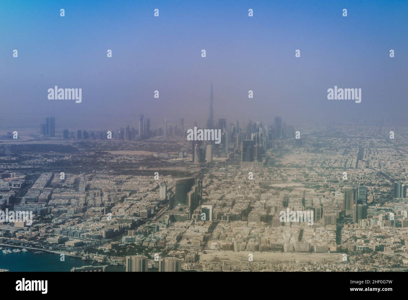 Vista aerea della città di Dubai al mattino Panorama della sabbia dalla finestra dell'aeroplano, Emirati Arabi Uniti Foto Stock