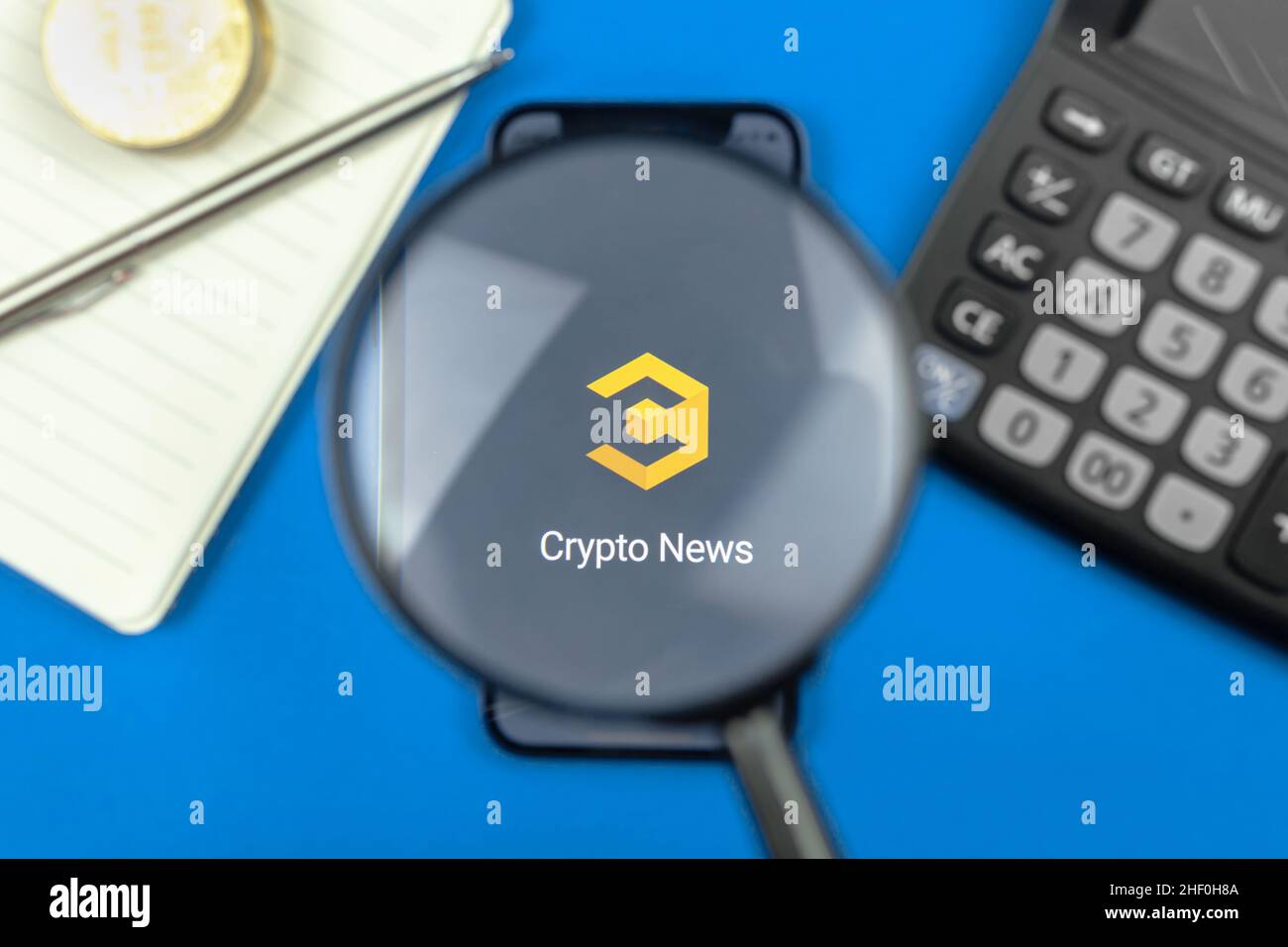 Kharkov, Ucraina - 10 gennaio 2022: Logo dell'applicazione Crypto News, schermata del titolo. Sfondo desktop aziendale, vista dall'alto Foto Stock