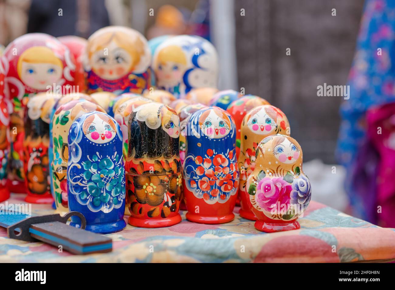Diverse bambole in legno tradizionale russo matryoshka sul mercato delle pulci. Bambole souvenir in bancarella del mercato, oggetti da collezione memorabilia concetto. Focu selettivo Foto Stock