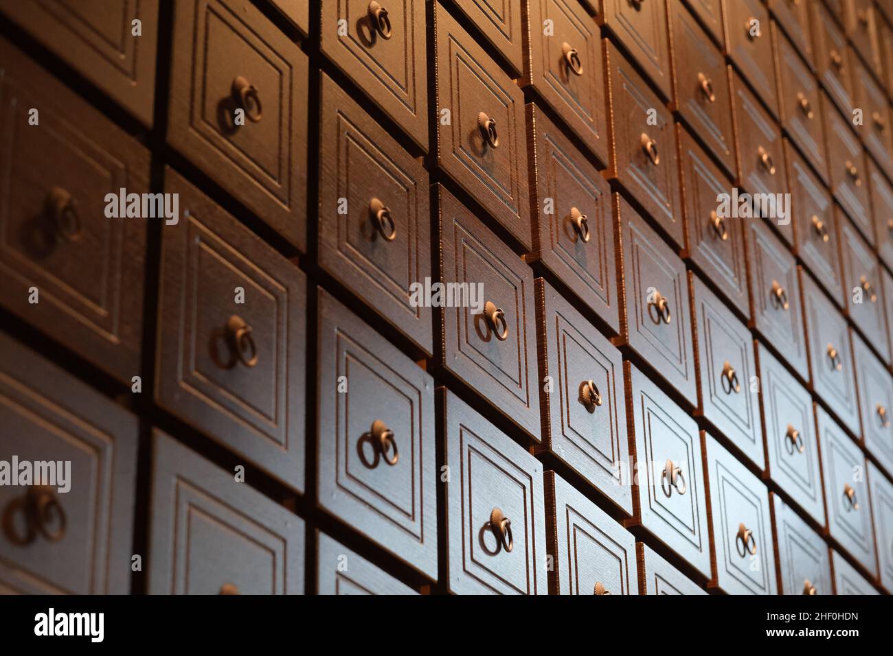 Cassetti in legno retrò in farmacia di medicina tradizionale cinese. Concetto TCM Foto Stock