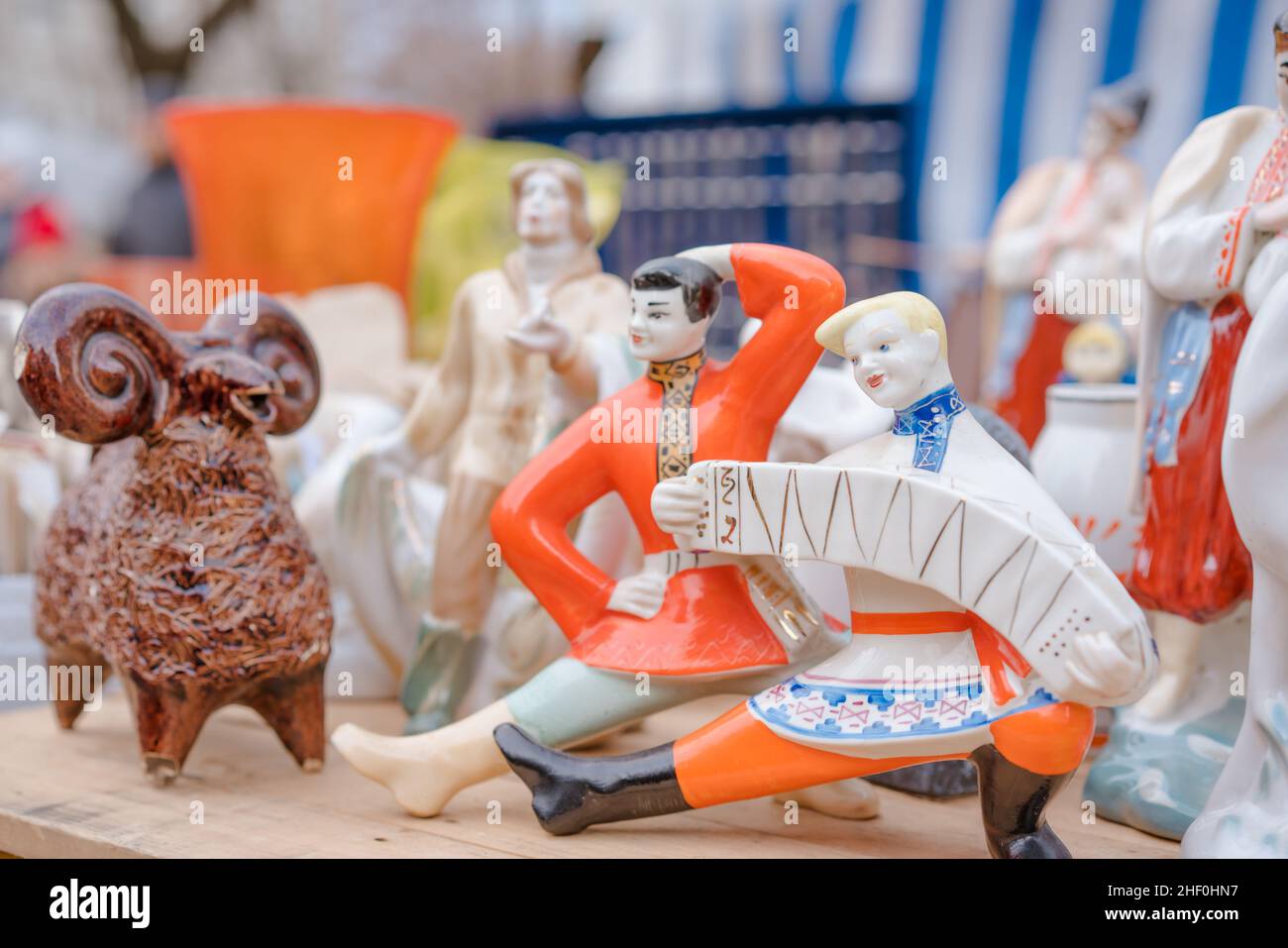 Figurine vintage in porcellana sul mercato delle pulci. Vecchie figurine sovietiche dall'urss, oggetti da collezione memorabilia concetto. Oggetti decorativi vintage in vendita garage Foto Stock