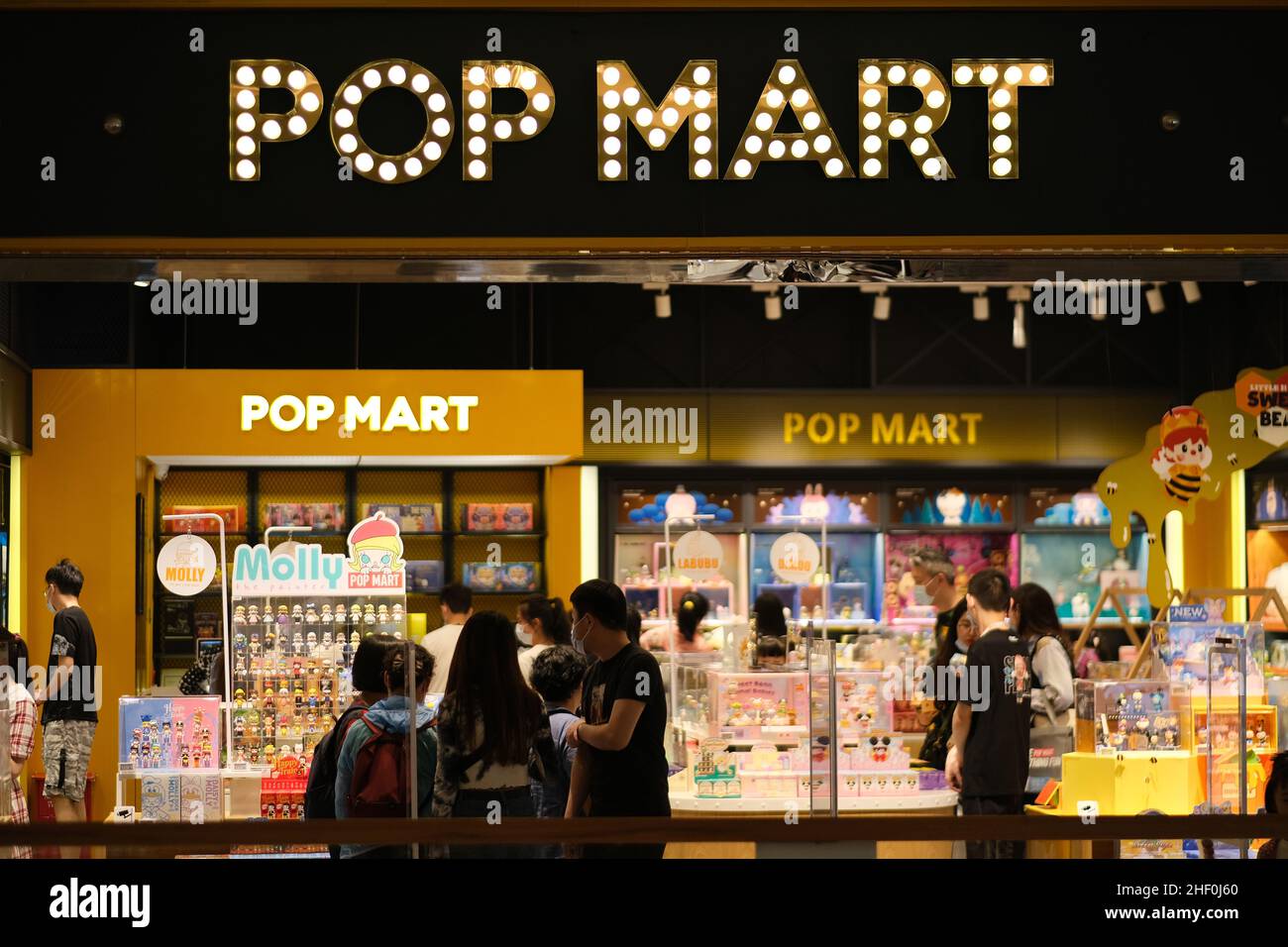 Facciata del negozio di giocattoli POP Mart con il cliente all'interno. Un  creatore di scatola di mistero cinese Foto stock - Alamy