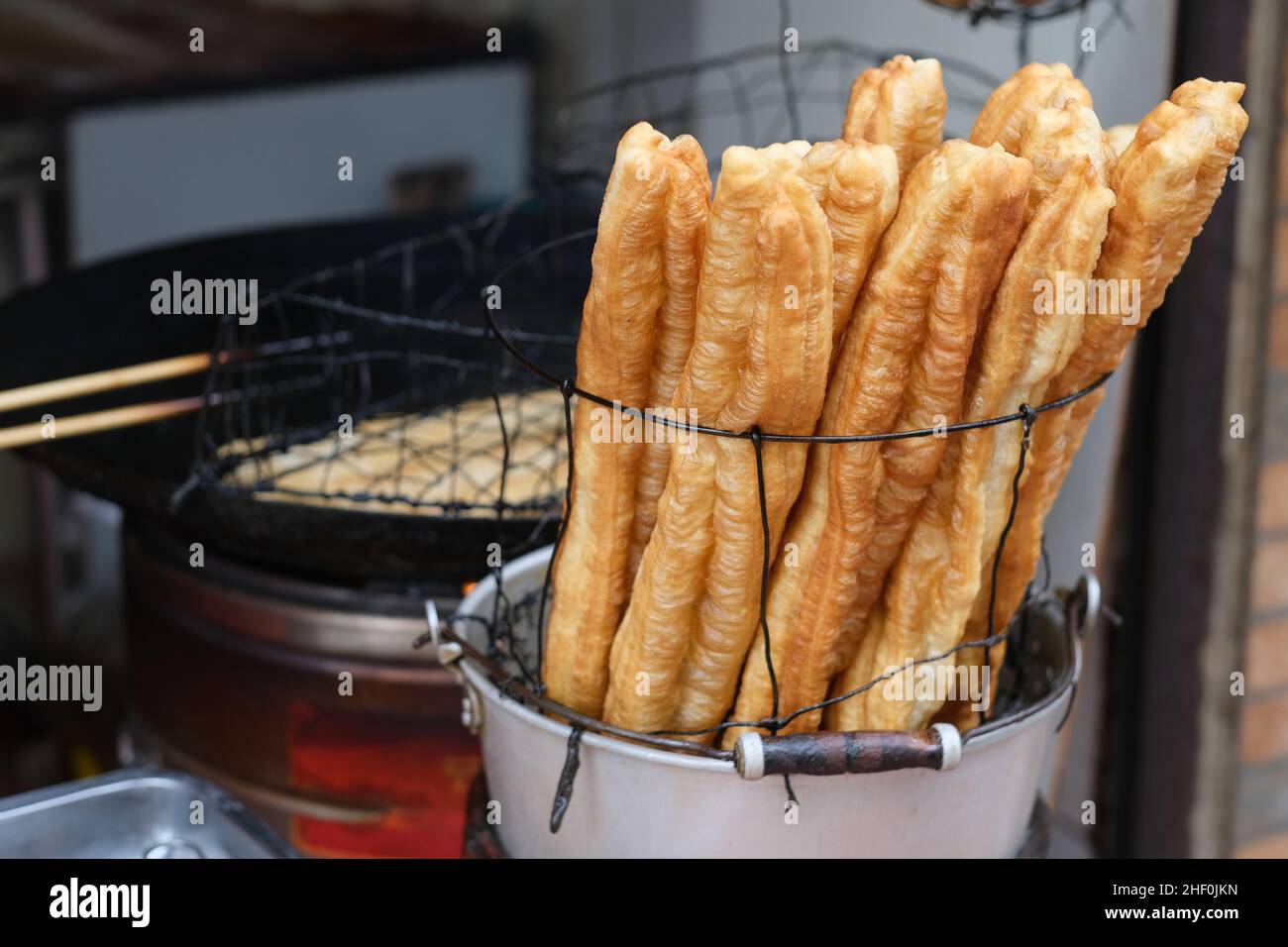 Bastone di pasta fritto cinese (chiamato anche youtiao). Famoso spuntino tradizionale in Cina Foto Stock