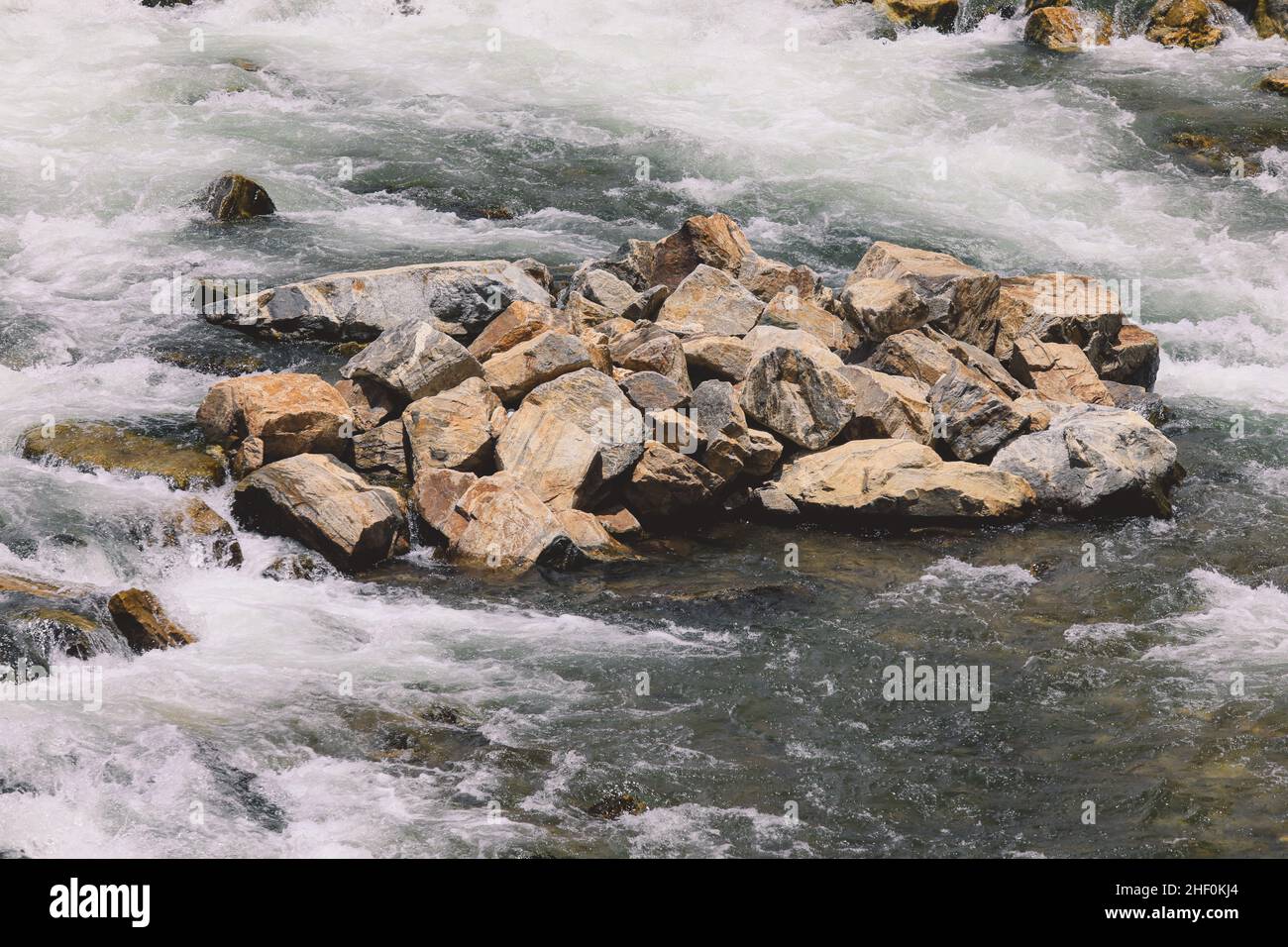 Rocce di montagna nel flusso d'acqua di fiume in Gilgit Baltistan Highlands, Pakistan Foto Stock