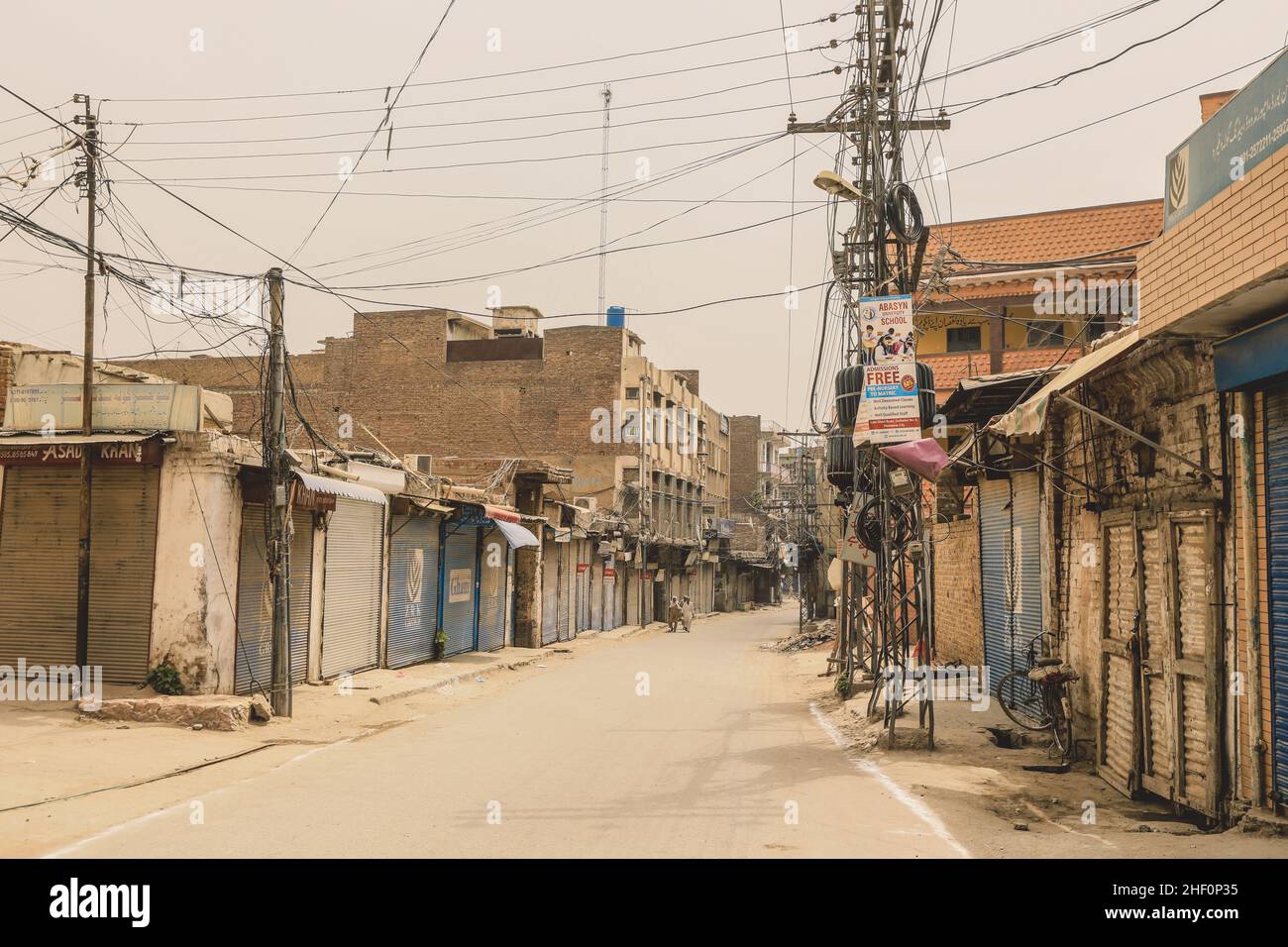 Peshawar, Pakistan - 10 luglio 2021: Nessuna gente sulle strade vuote del centro cittadino pakistano Peshawar vicino alla Moschea Bianca Foto Stock