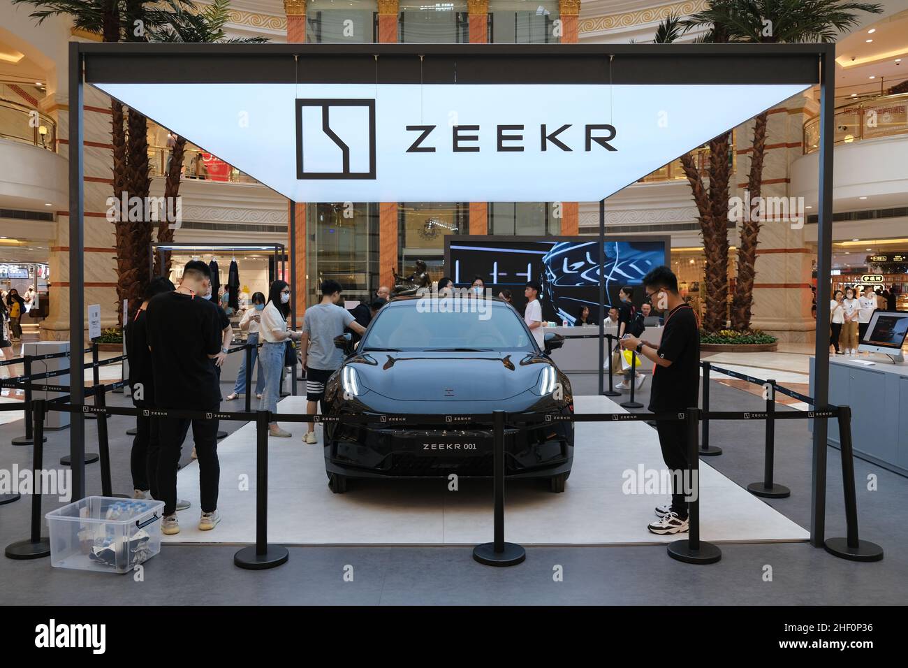 Auto elettrica ZEEKR 001 presso lo stand fieristico del centro commerciale. ZEEKR è il nuovo marchio di auto a energia di fascia alta di Geely Foto Stock