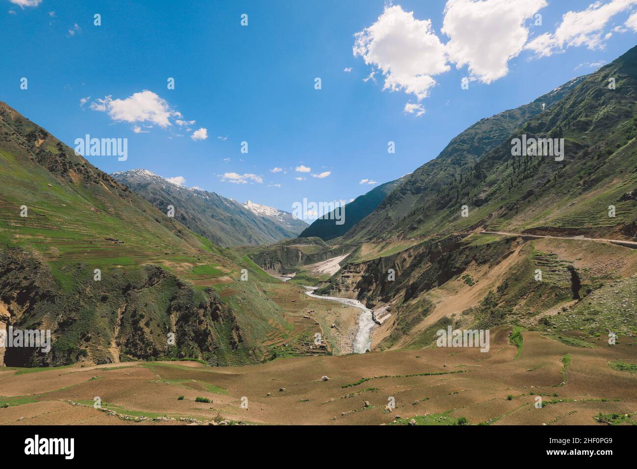 Splendida vista sulla gola delle Highland pakistane con il fiume di montagna a Gilgit Baltistan Foto Stock