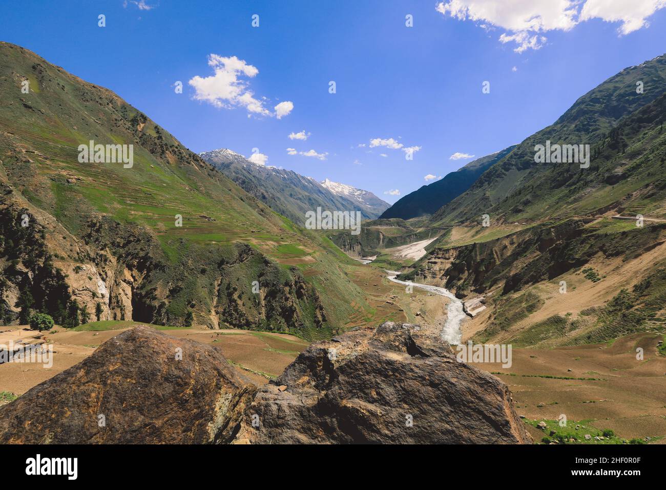 Splendida vista sulla gola delle Highland pakistane con il fiume di montagna a Gilgit Baltistan Foto Stock