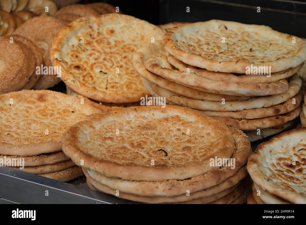 primo piano su mucchio di pane naan. Cibo tradizionale a Xinjiang, Cina Foto Stock