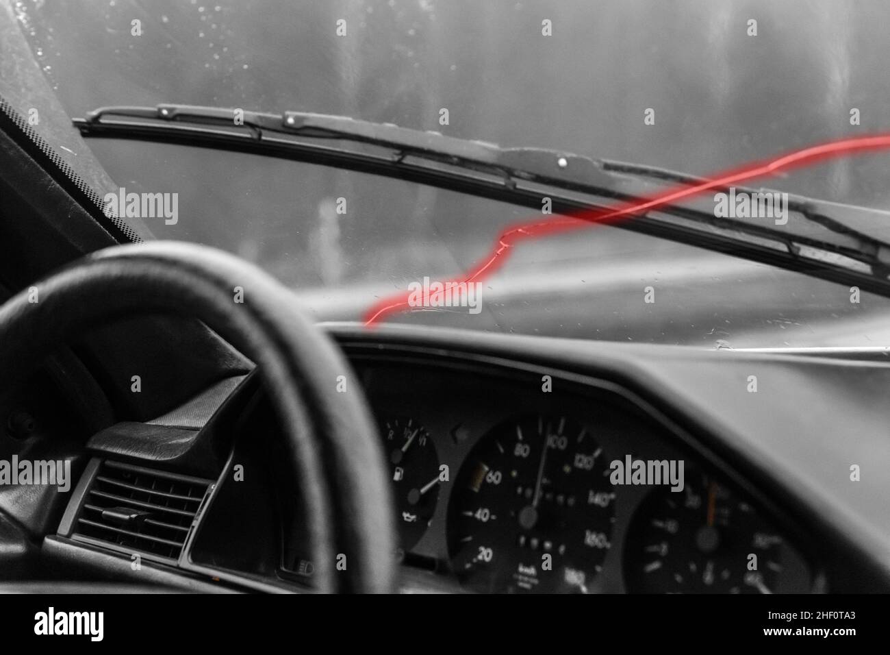 Incrinatura sul parabrezza rottura del cristallo del finestrino della vettura danni alla vettura. Foto Stock