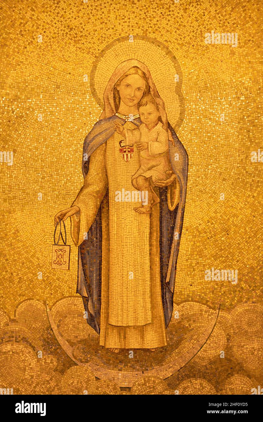 ROMA, ITALIA - 31 AGOSTO 2021: Il mosaico della Madonna dello Scapolare nella chiesa Chiesa di Santa Maria Addolorata. Foto Stock