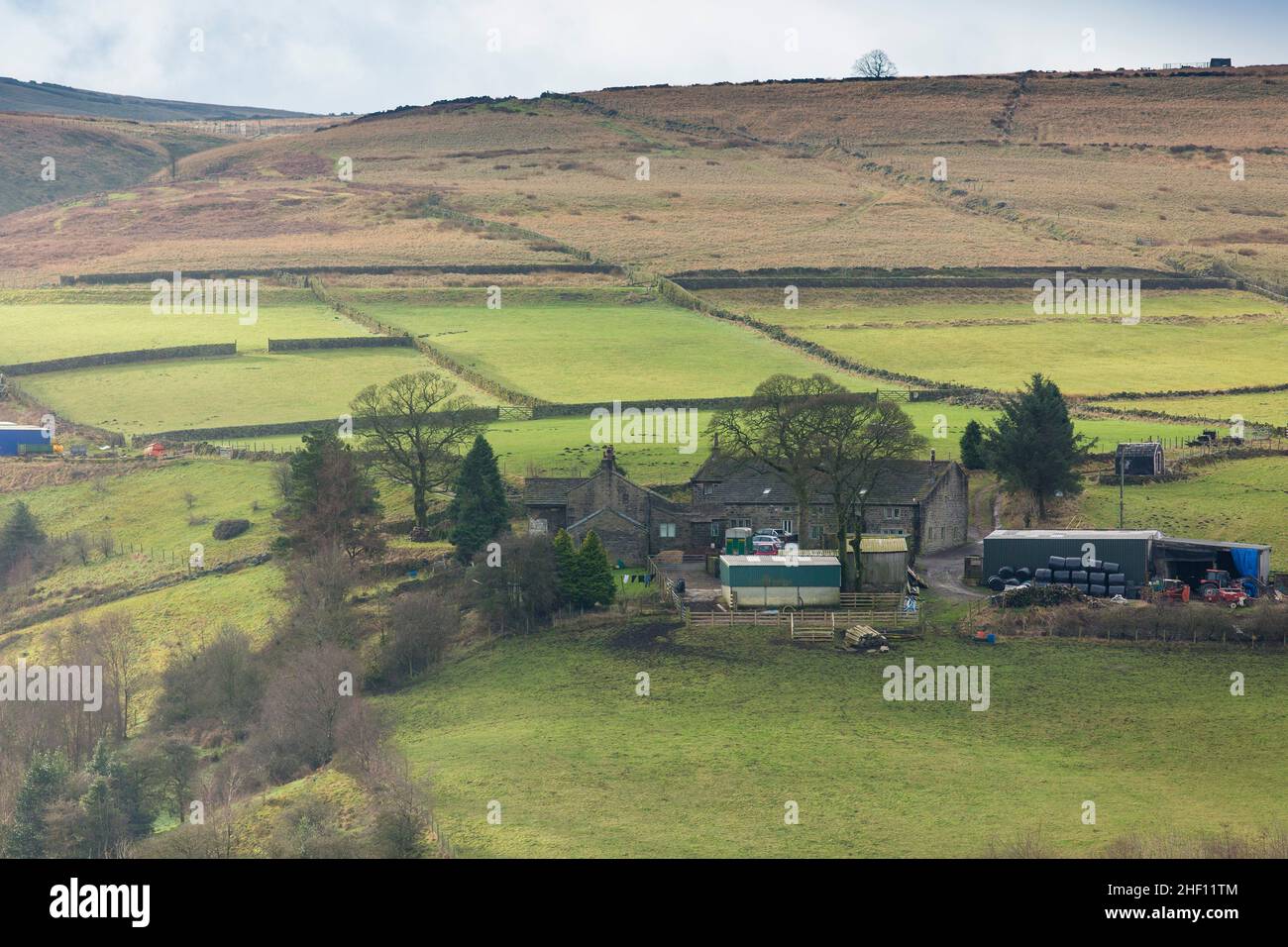 Una fattoria collinare sopra il villaggio di Leeming a Pennine, West Yorkshire. Foto Stock