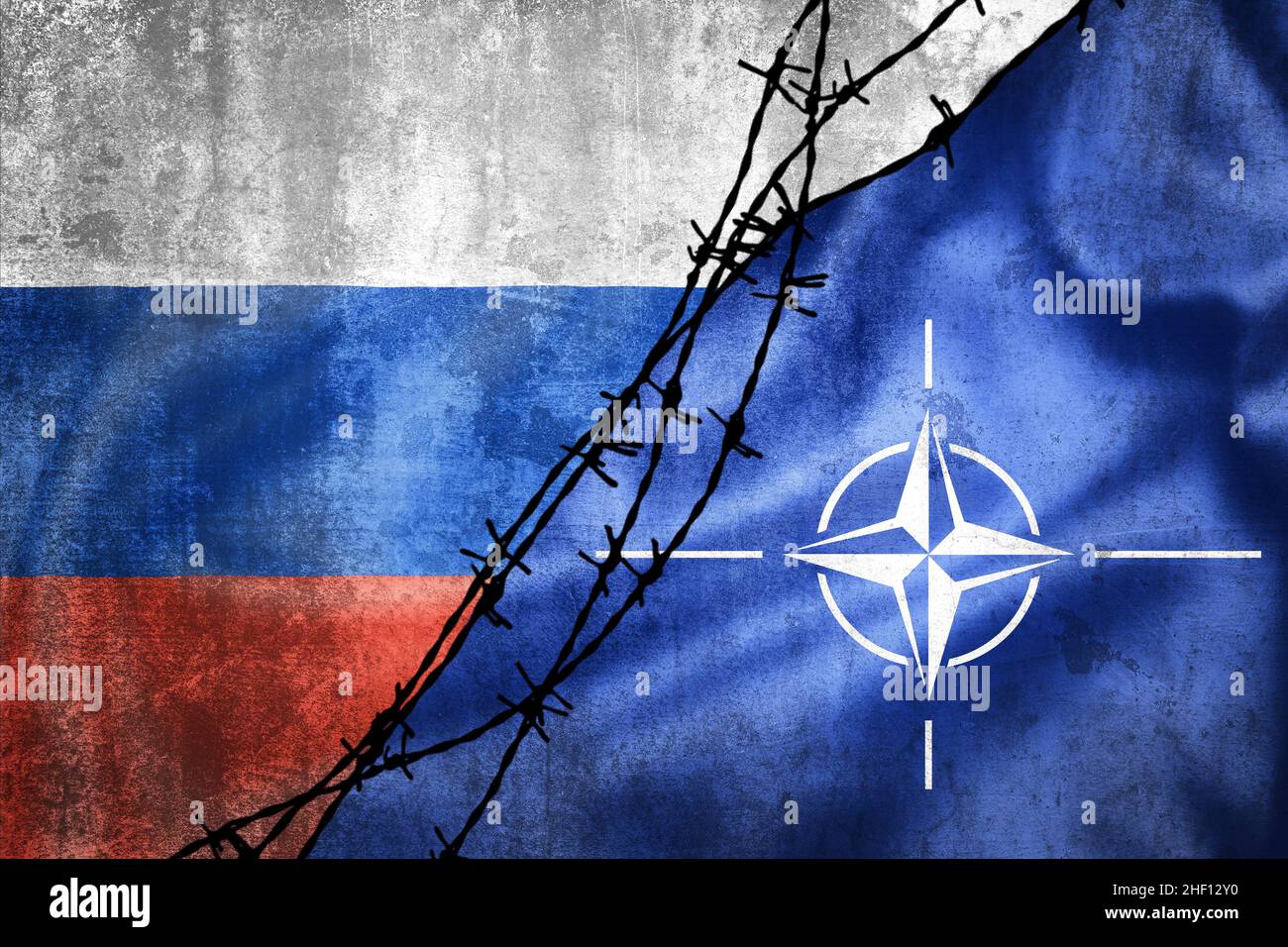 Bandiere grunge della Federazione Russa e della NATO divise da barb wire illustration, concetto di relazioni tese tra l'ovest e la Russia Foto Stock