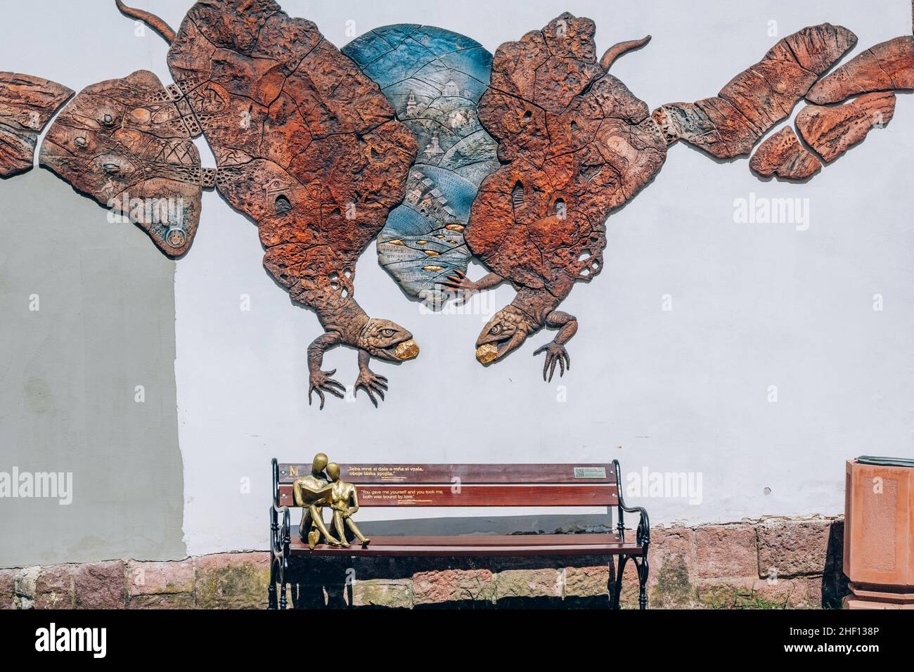 Banska Stiavnica, Slovacchia – 18 agosto 2021: Vista del bassorilievo che illustra la città - primo insediamento minerario - leggenda della fondazione Foto Stock