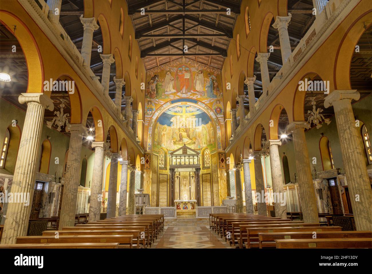 ROMA, ITALIA - 31 AGOSTO 2021: La navata della chiesa Chiesa di Santa Maria Addolorata. Foto Stock