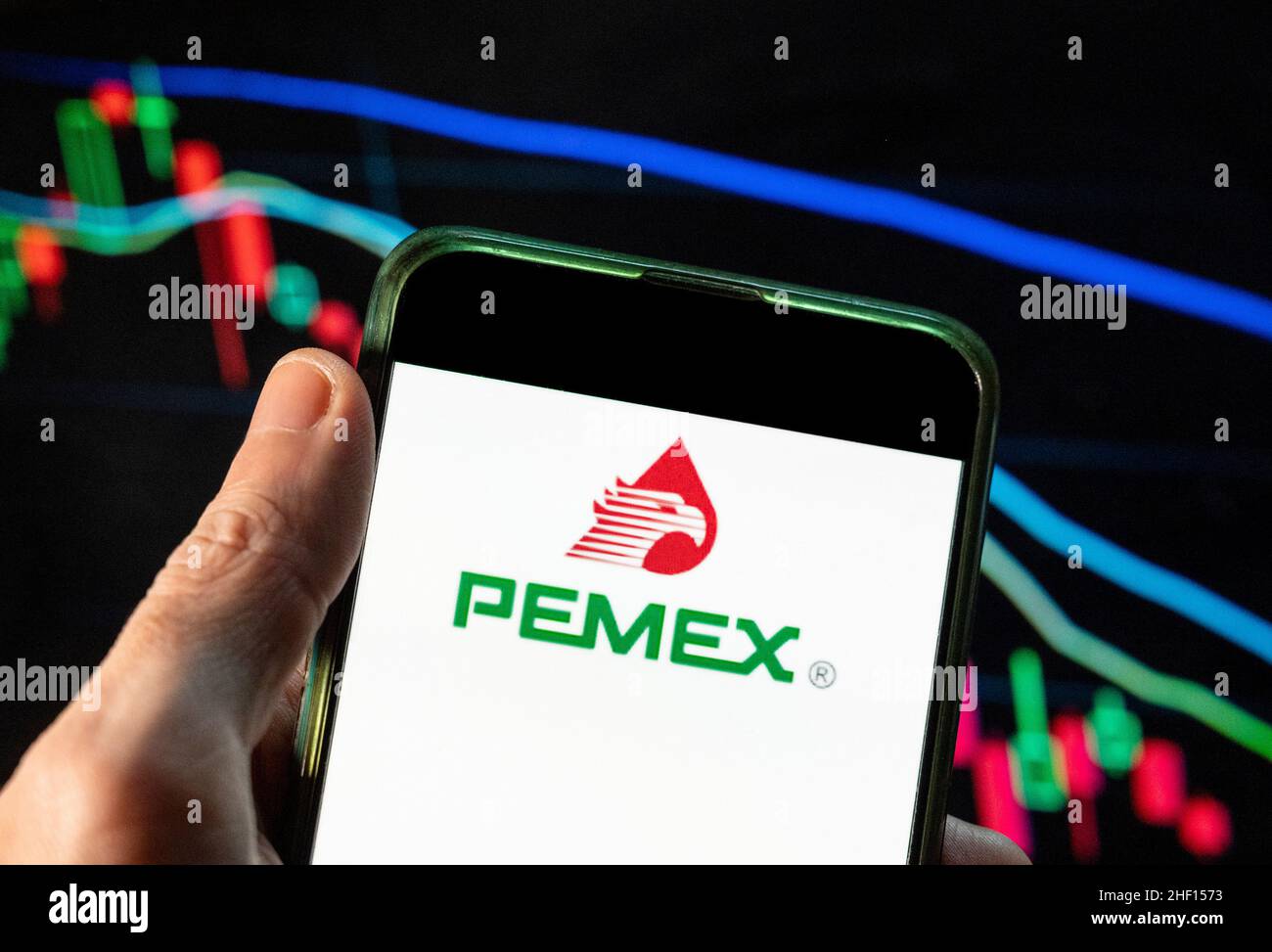 Hong Kong, Cina. 4th Dic 2021. In questa foto raffigurante la compagnia messicana di petrolio e gas PetrÃ³leos Mexicanos, meglio conosciuta come Pemex, logo visto su uno smartphone con un grafico di indice di borsa economica sullo sfondo. (Credit Image: © Budrul Chukrut/SOPA Images via ZUMA Press Wire) Foto Stock