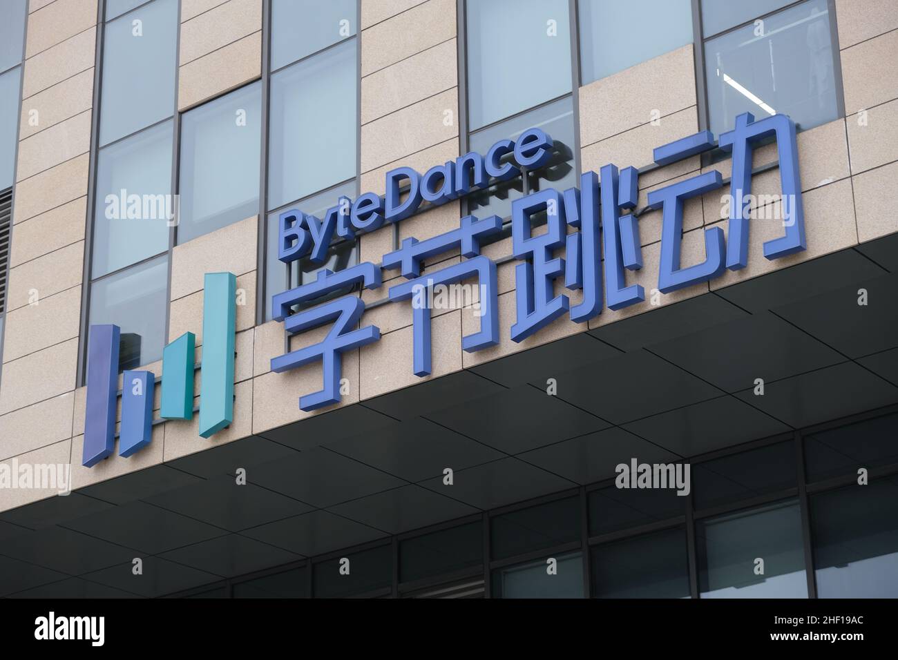 Primo piano il logo della società ByteDance nell'edificio degli uffici. Un'azienda cinese di tecnologia dell'informazione (IT). Sviluppatore di TikTok. Foto Stock