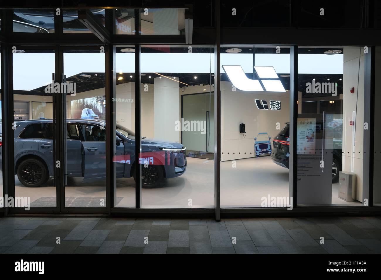 Li Auto (li Xiang) negozio di auto elettriche e logo del marchio. Un'azienda cinese di veicoli elettrici Foto Stock