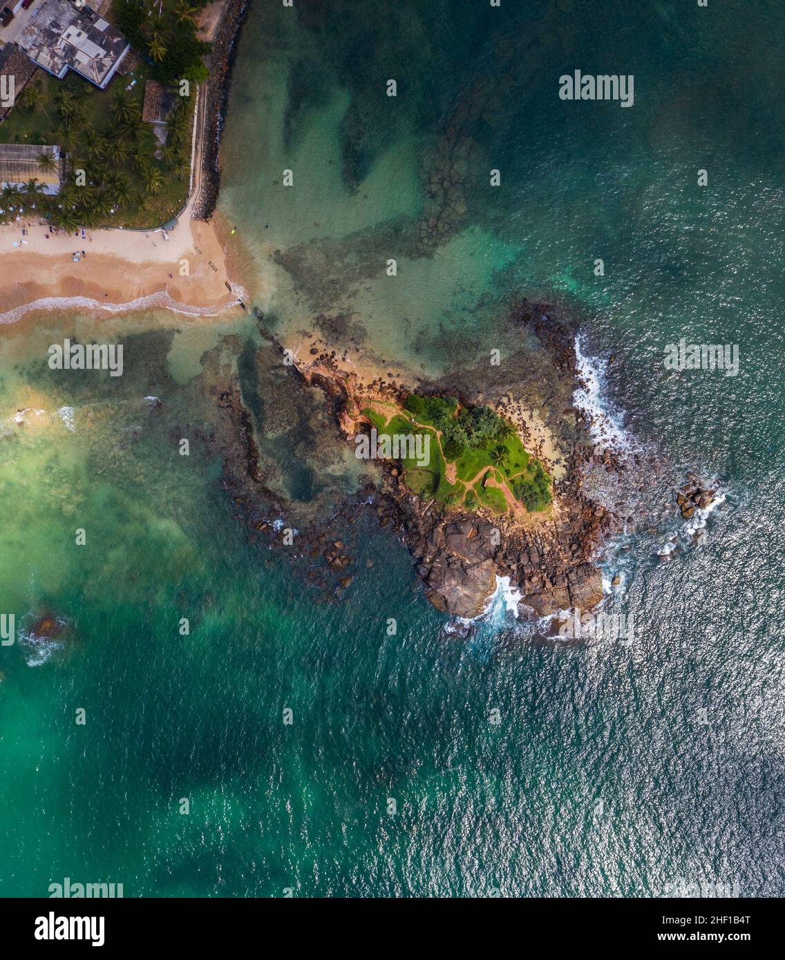 Vista panoramica della roccia di Parrot - piccola isola lungo la spiaggia di Mirissa in Sri Lanka. Onde frenanti Vista dall'alto foto aerea dal drone volante. Viaggiare e Foto Stock